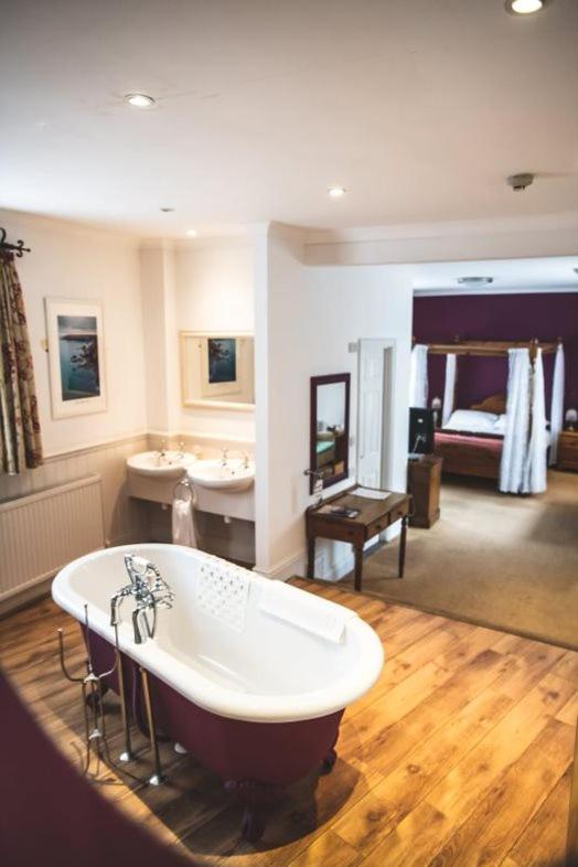 Four Poster Bed Suite - Photo 2