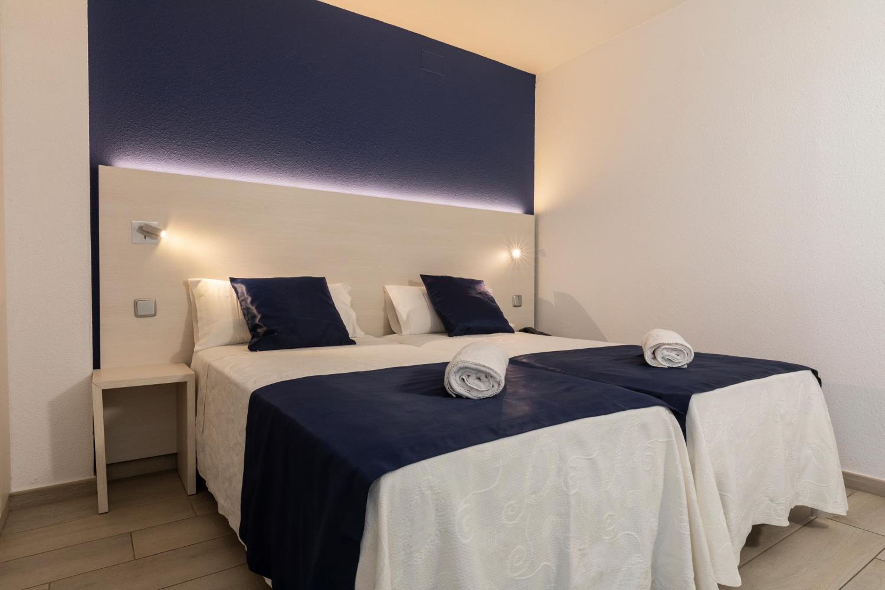 Junior Suite with Pool View - Photo 3