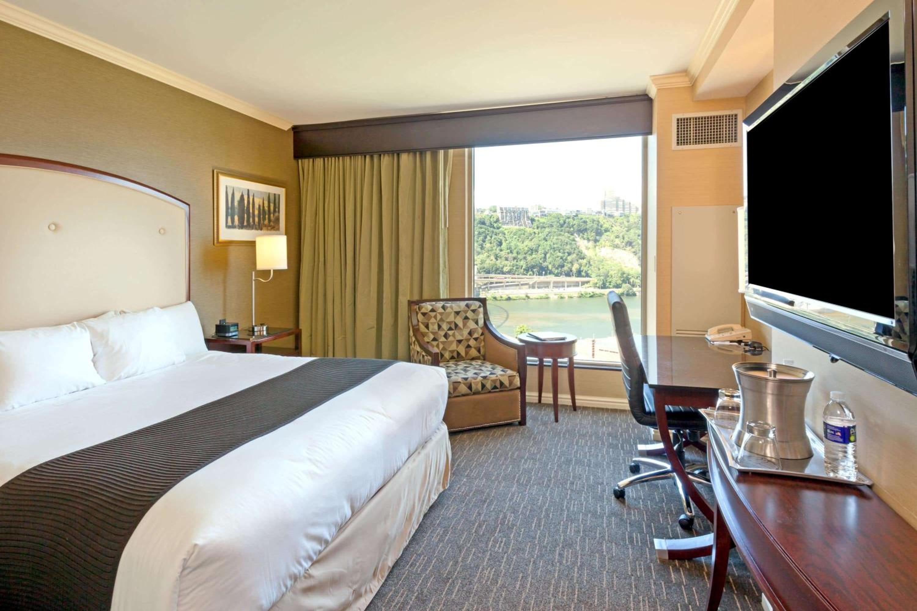 King Room with River View - Photo 3