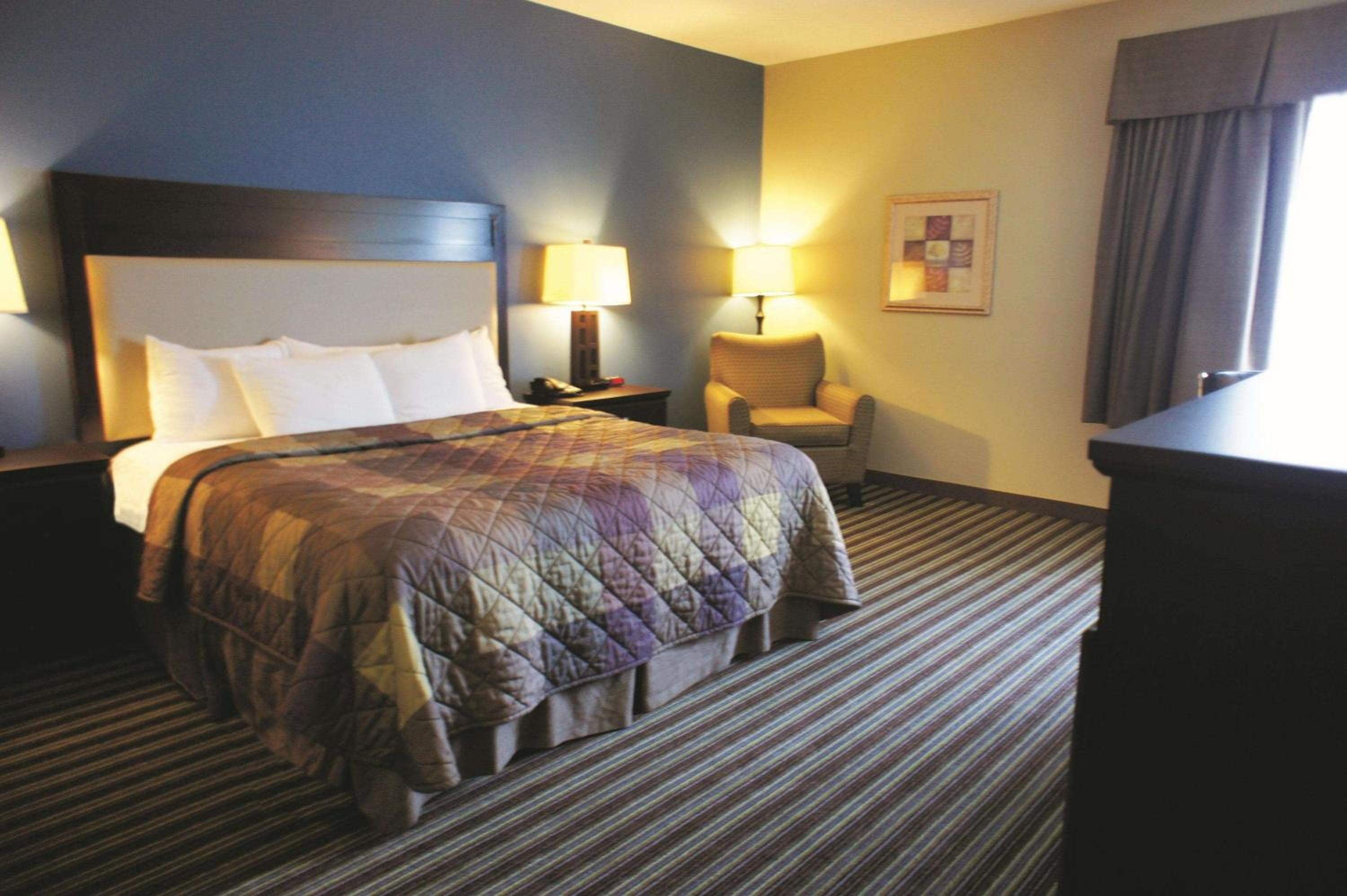 Deluxe King Room - Non-Smoking - Photo 2