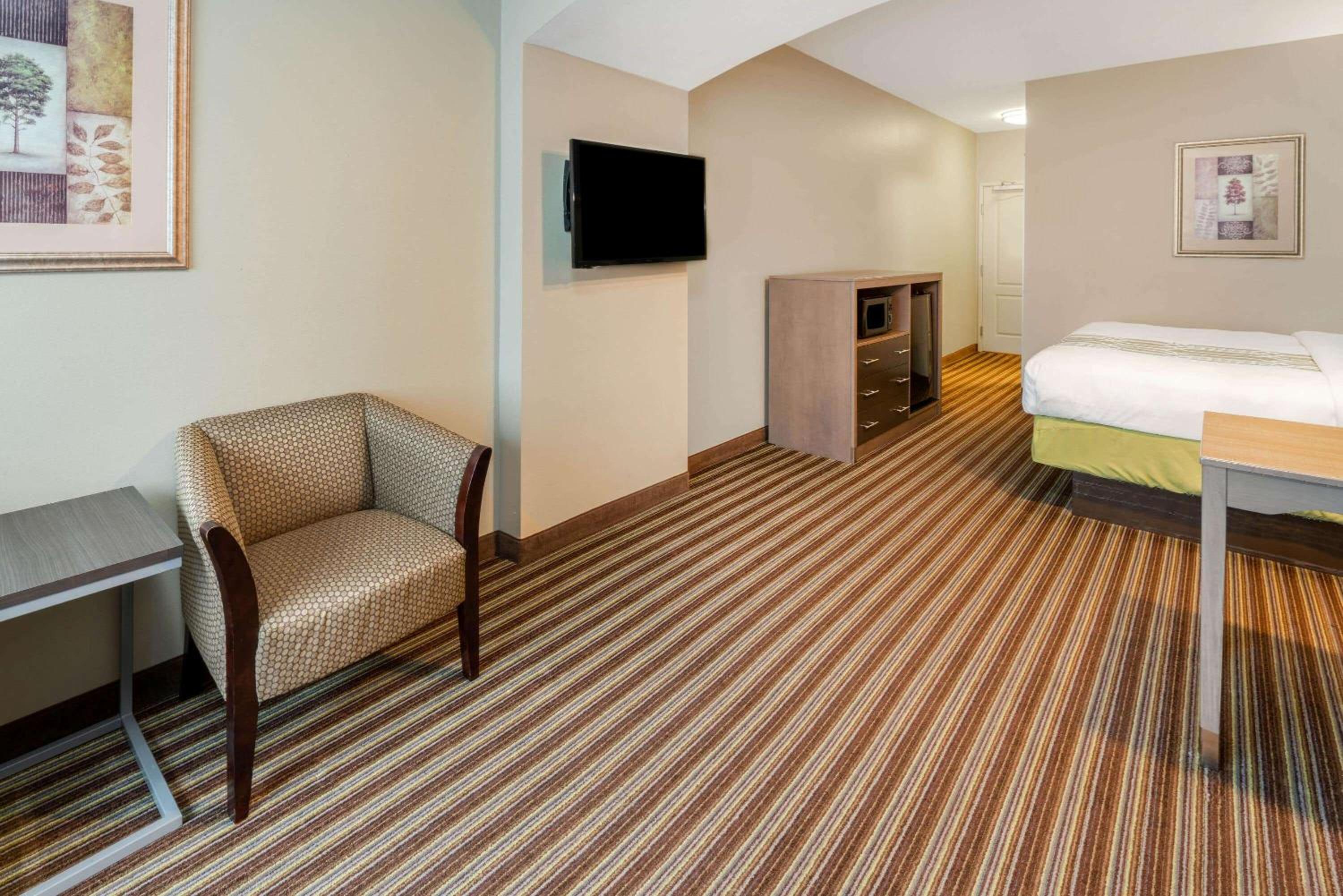 1 King Bed, Mobility/Hearing Accessible Room, Bathtub w/ Grab Bars, Non-Smoking - Photo 2