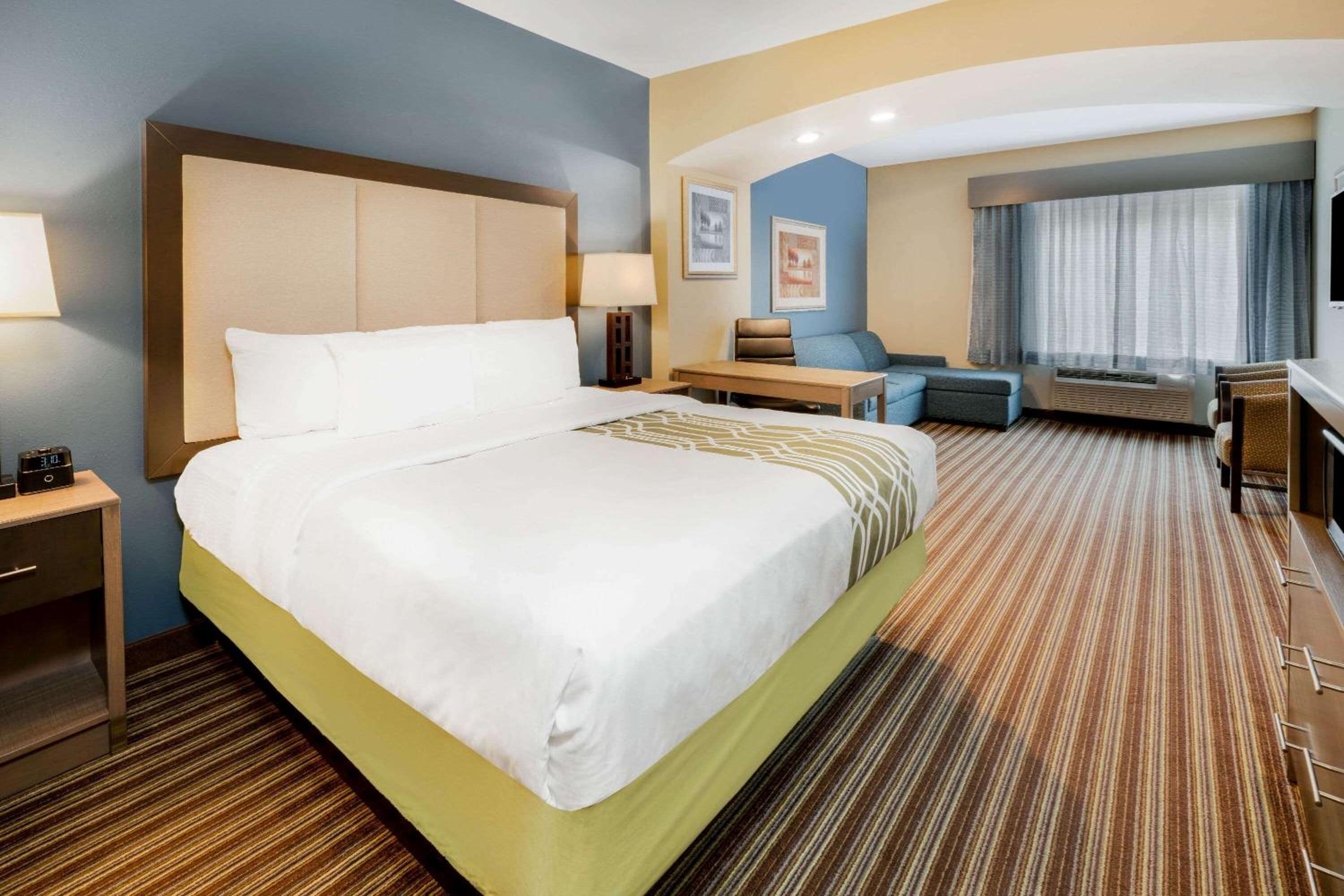 Deluxe King Room - Non-Smoking - Photo 1