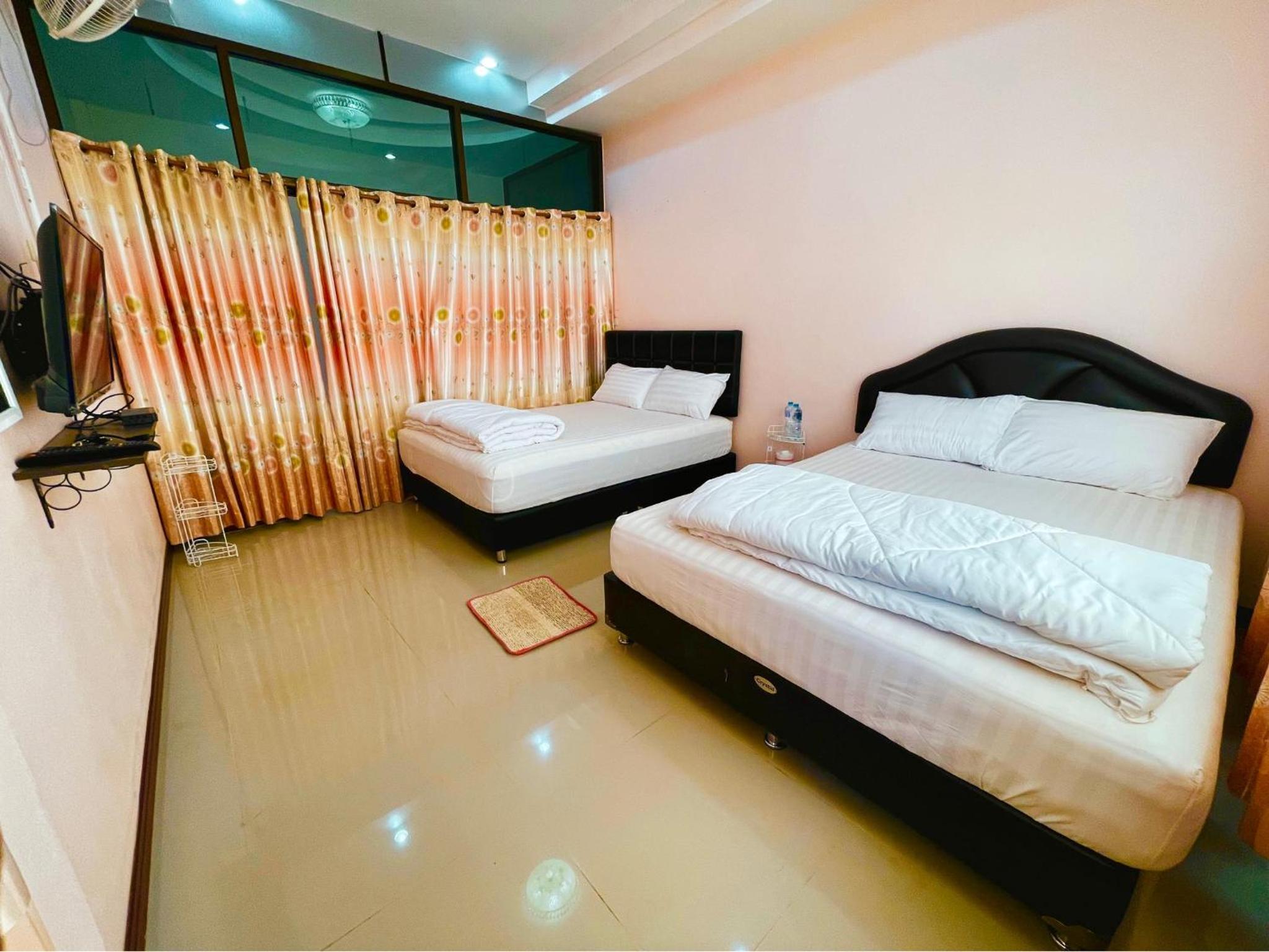 Standard Queen Room with Two Queen Beds - Photo 8