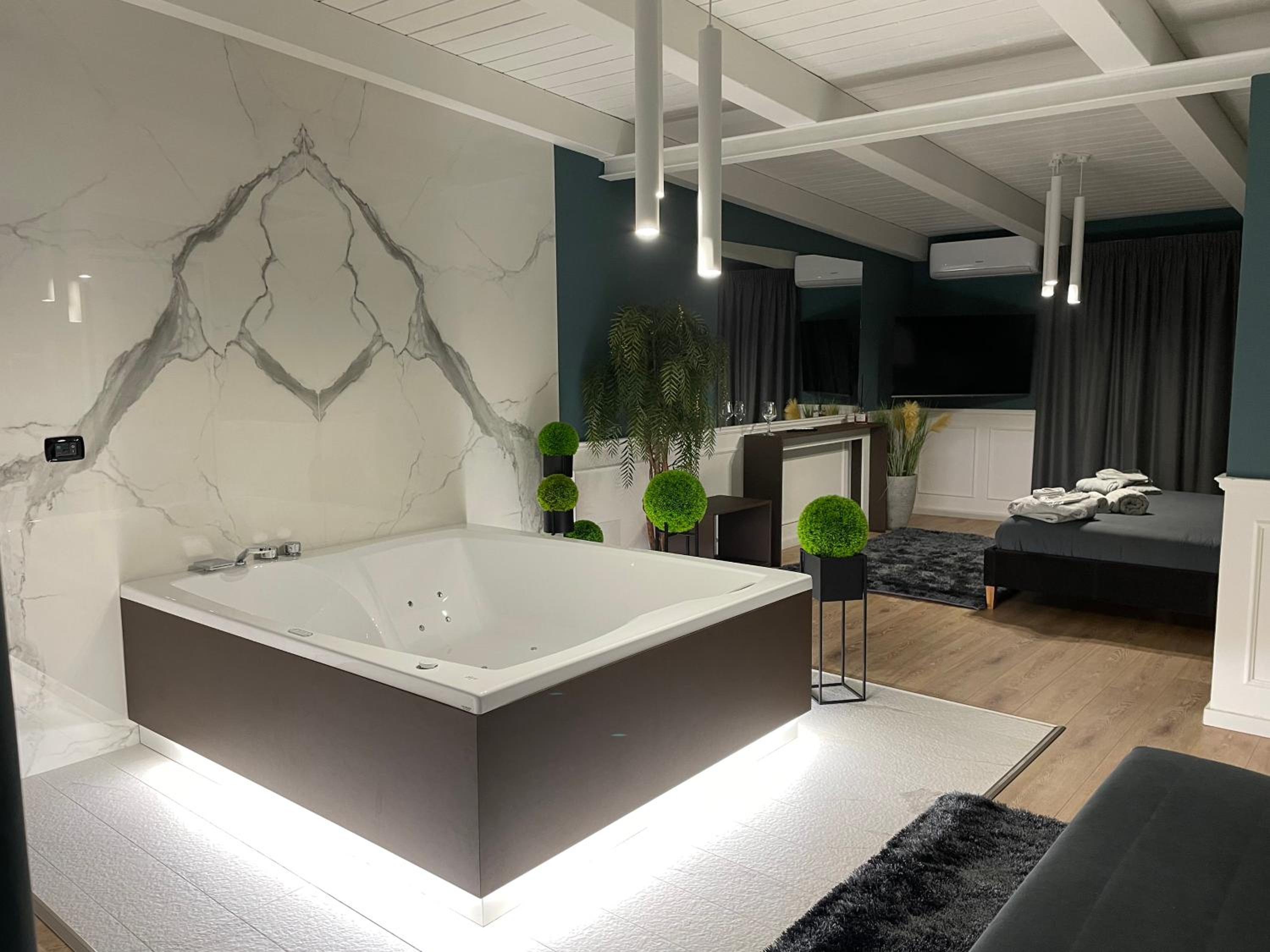 Suite with Hot Tub photo 2