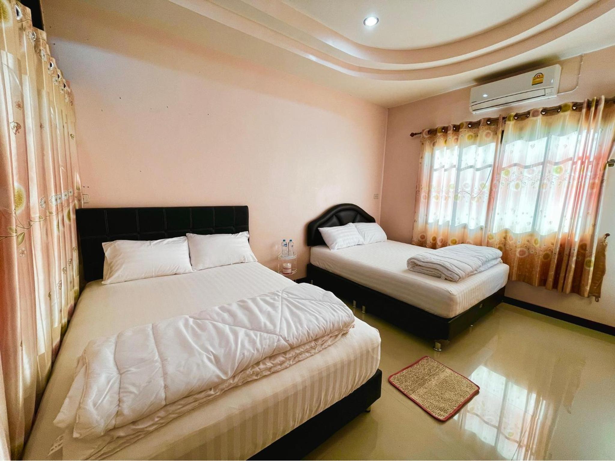 Standard Queen Room with Two Queen Beds - Photo 7