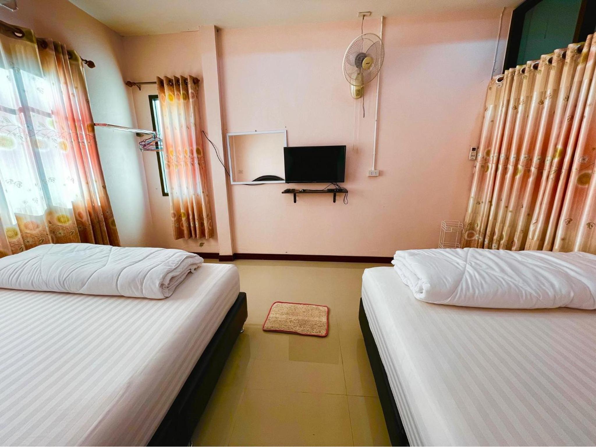 Standard Queen Room with Two Queen Beds - Photo 6