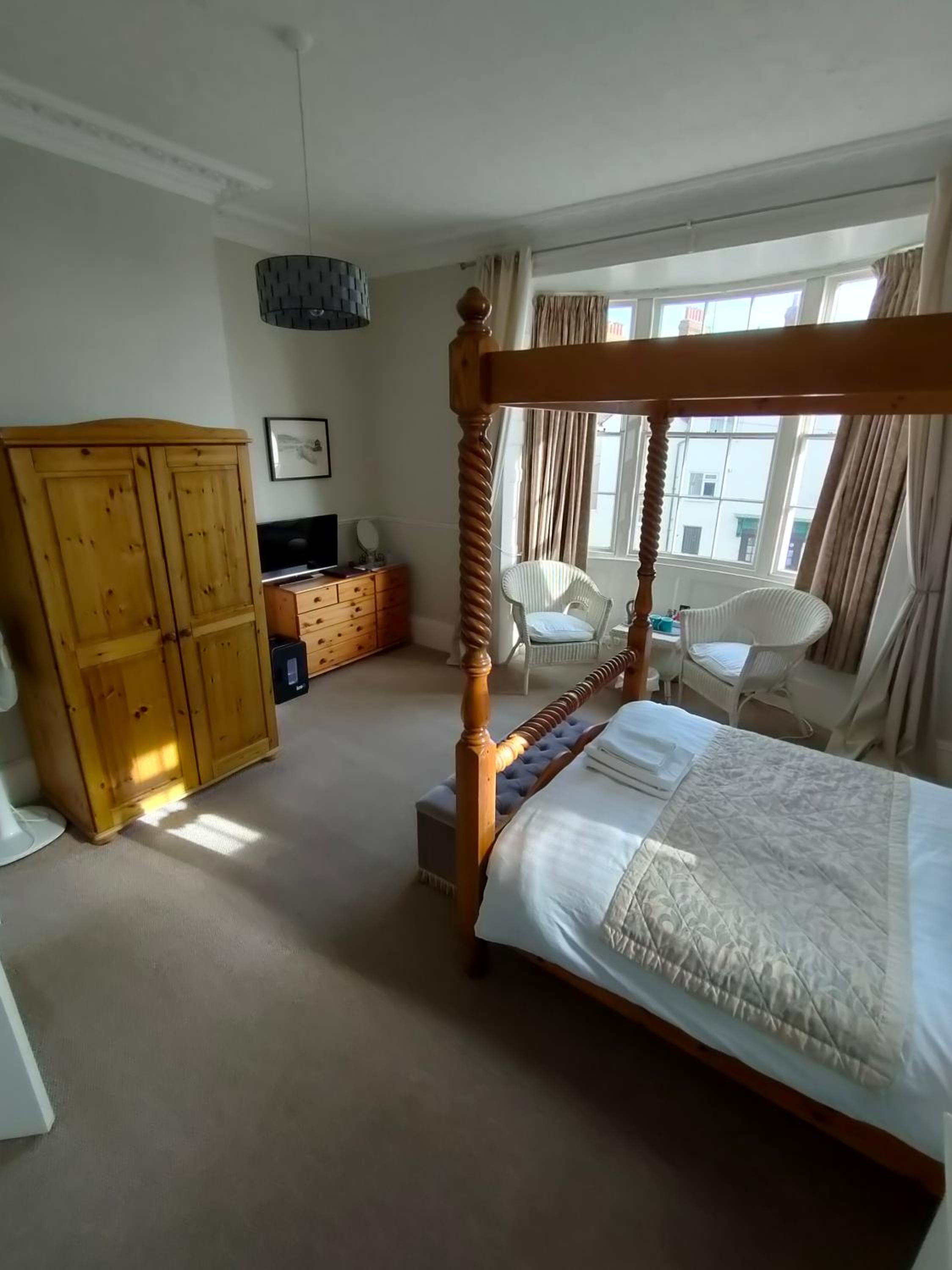 Spacious Four Poster Double Room photo 1