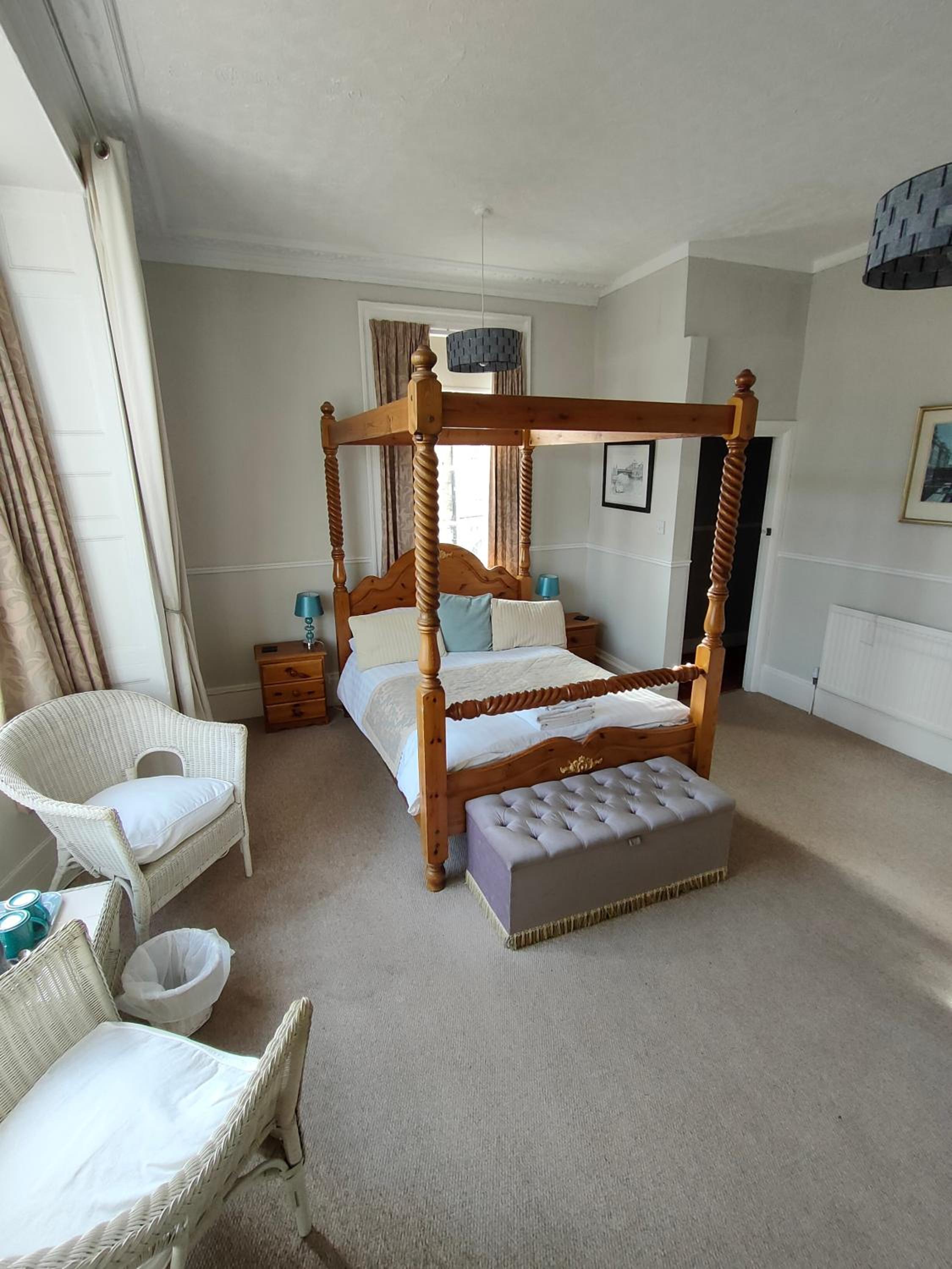 Spacious Four Poster Double Room photo 2