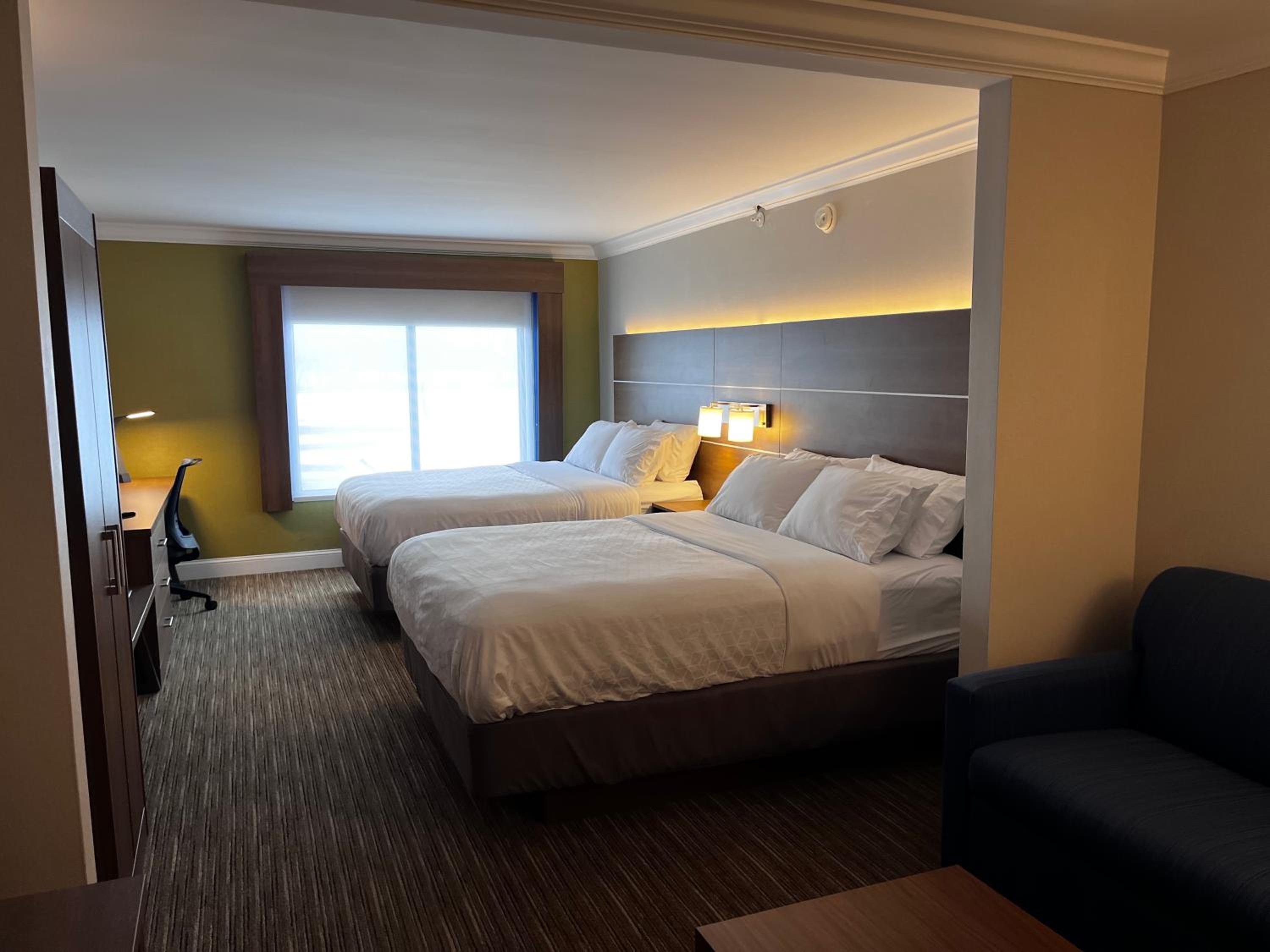 Queen Room with Two Queen Beds and Sofa Bed - Photo 4