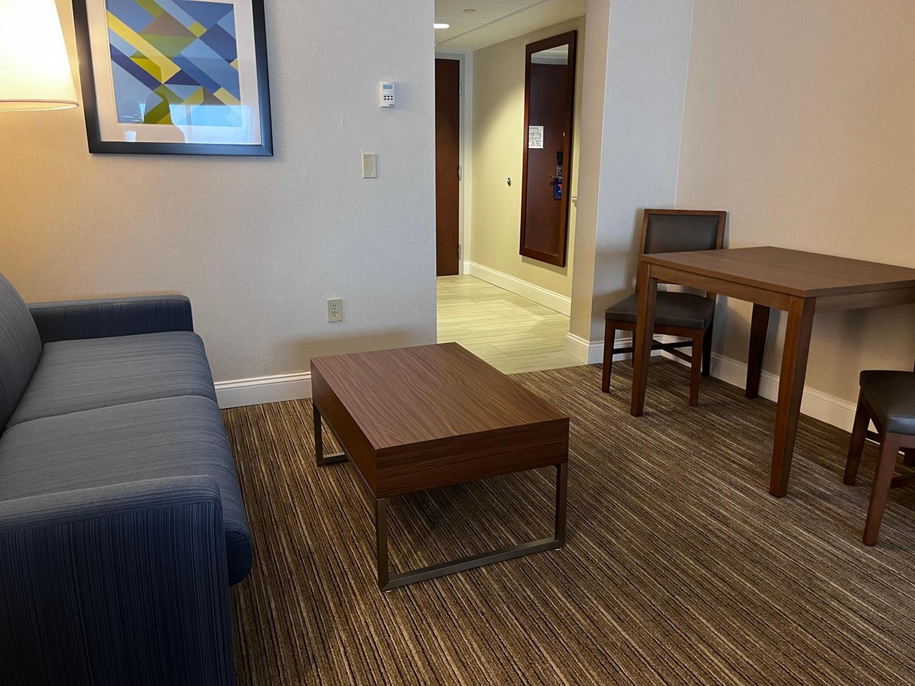 Suite with Two Queen Beds - Photo 6