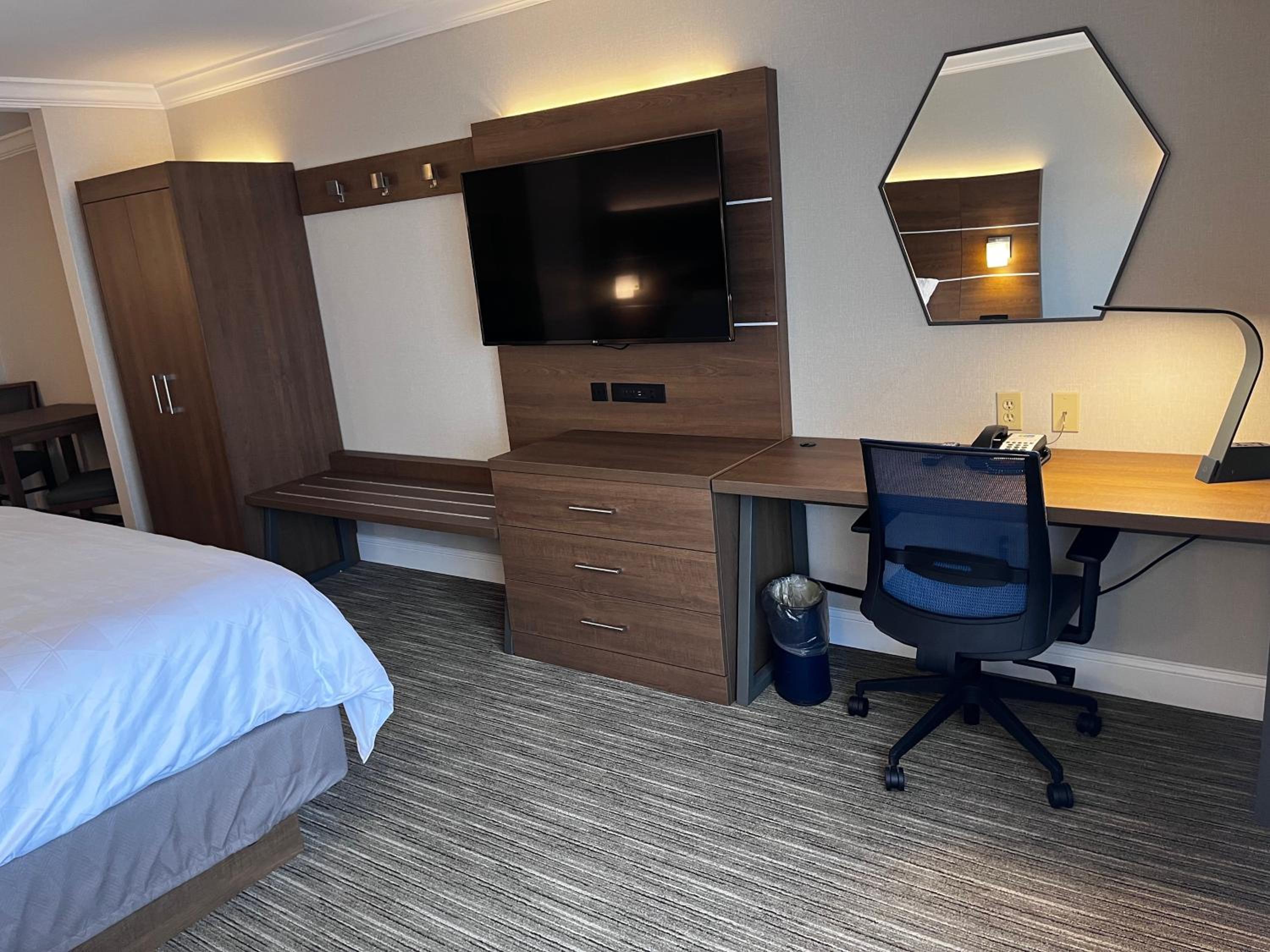 Standard King Room with Sofa Bed - Photo 1