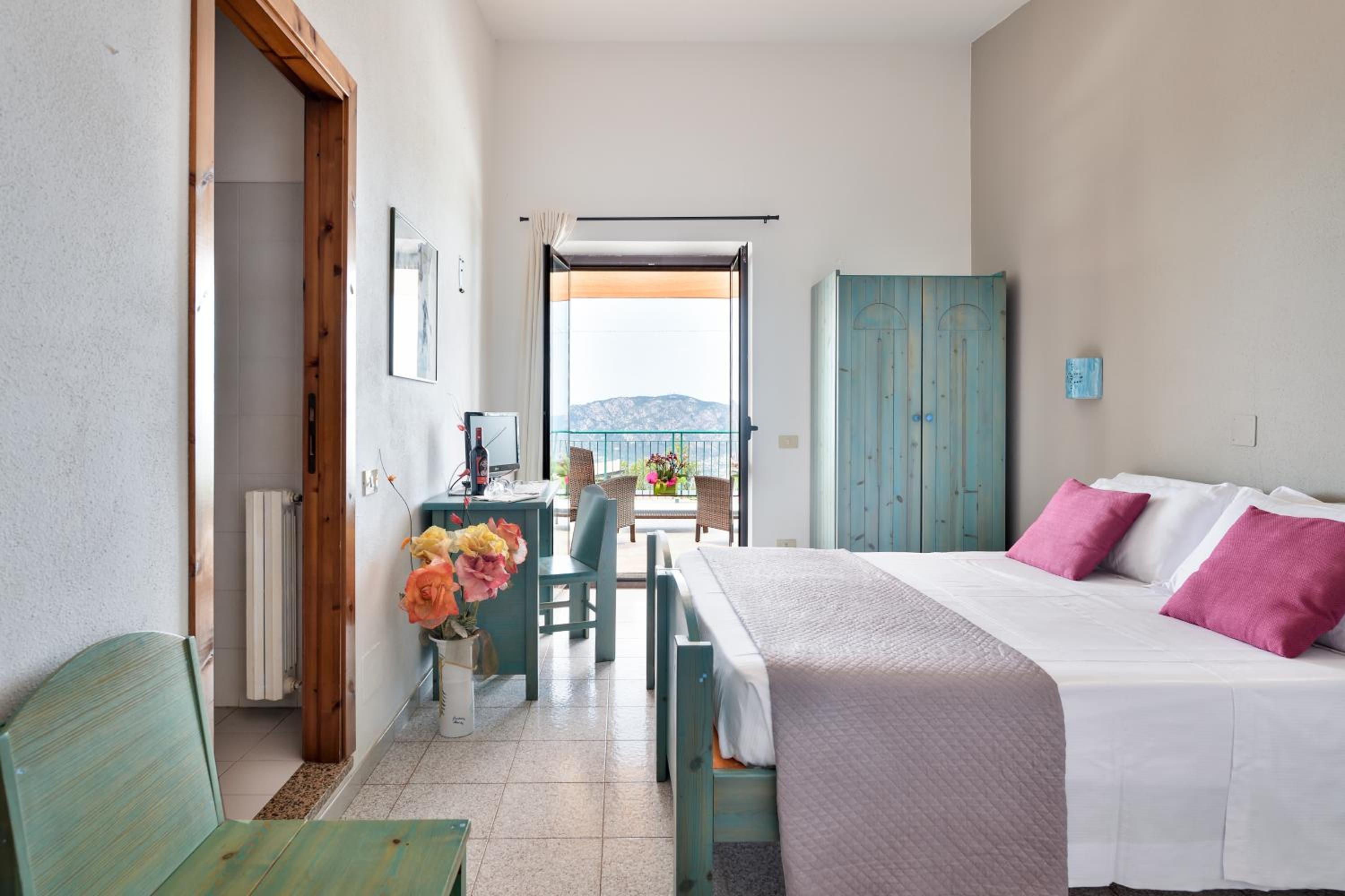 Double or Twin Room with Terrace photo 2
