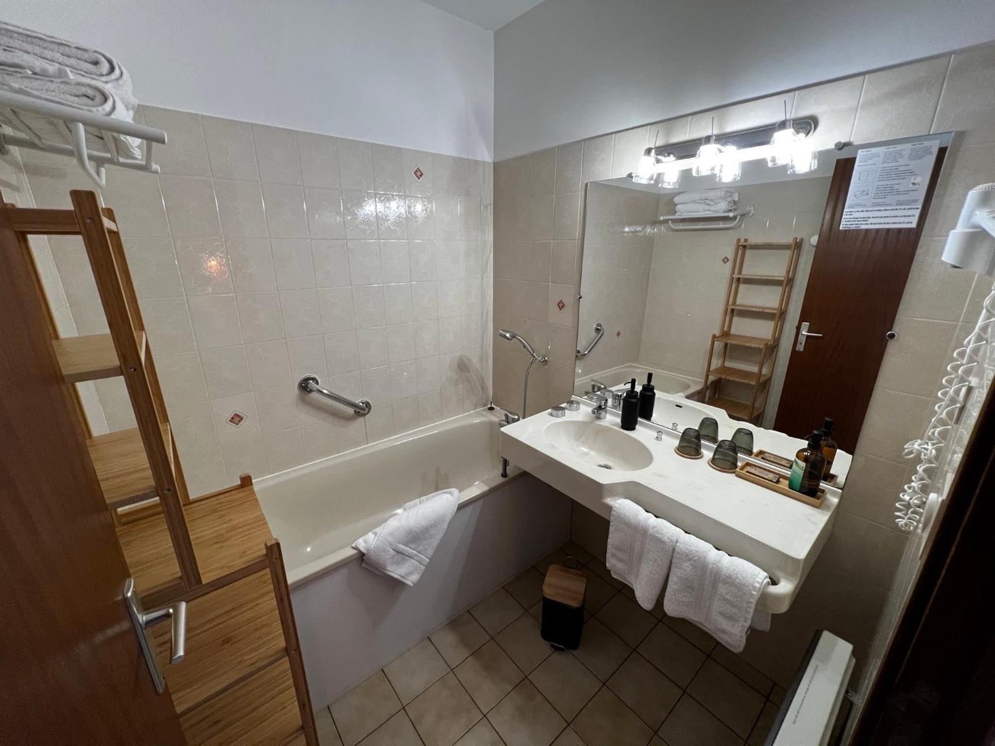Standard Queen Room photo 2