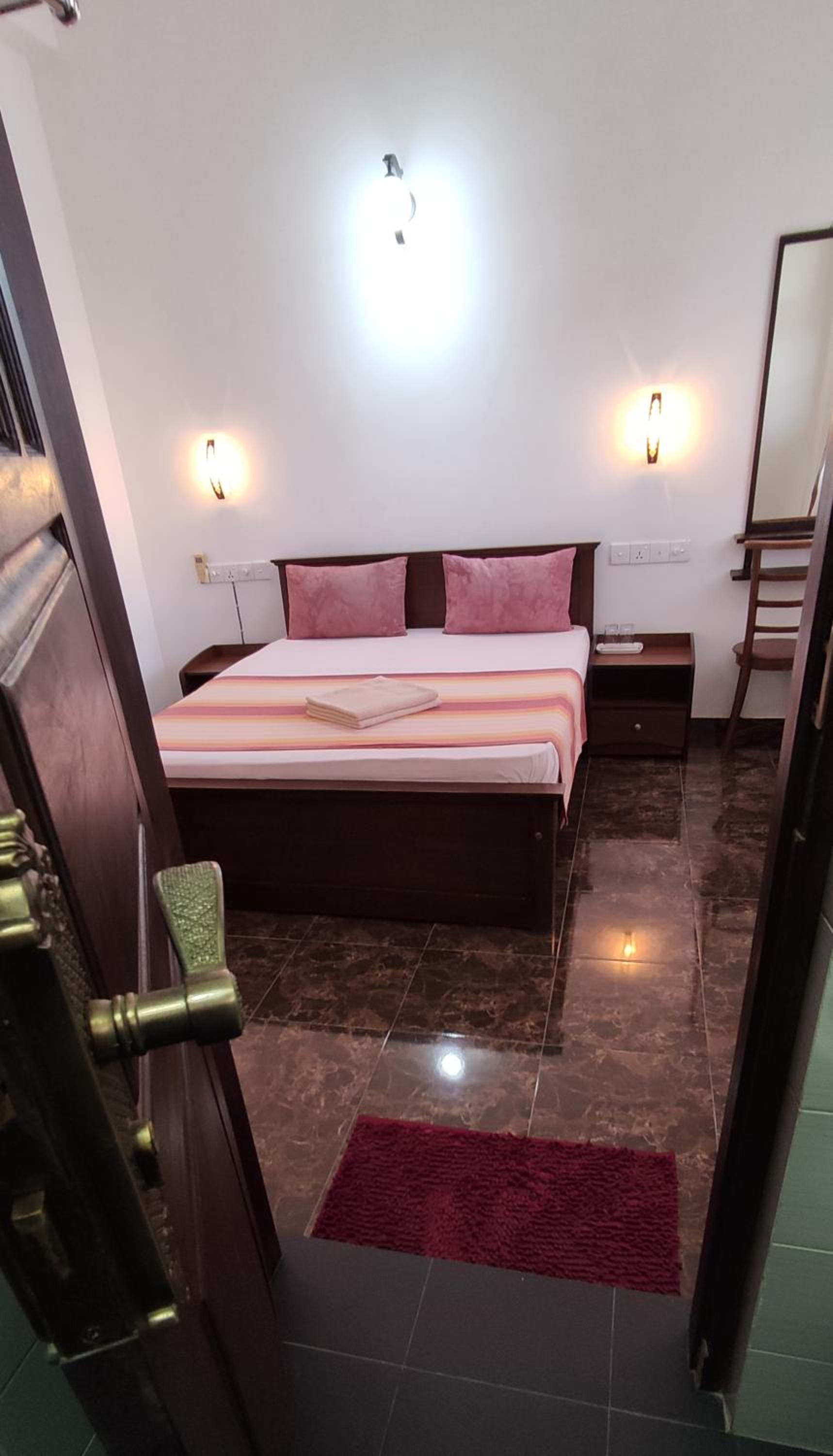 Queen Room photo 2