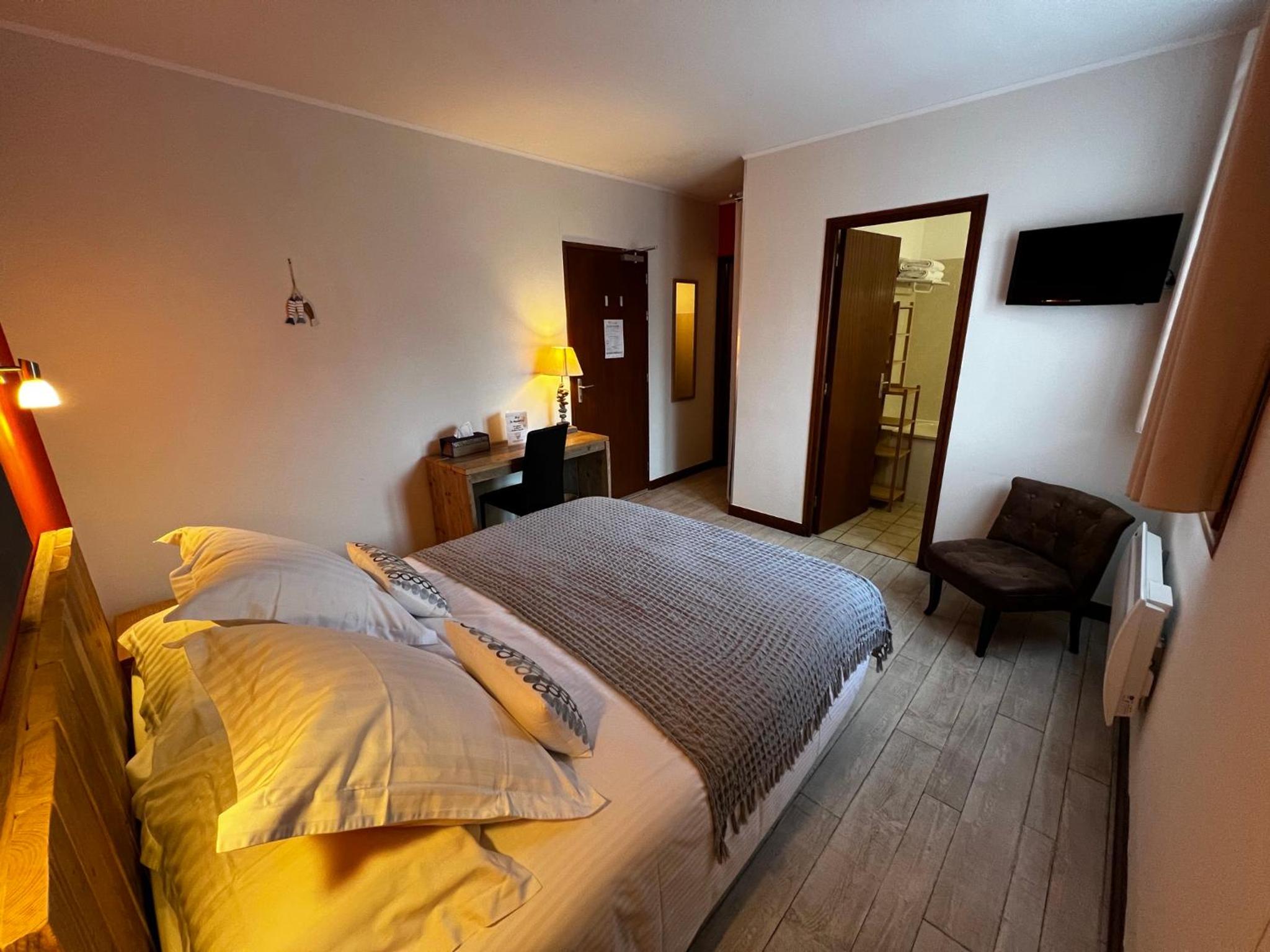 Standard Queen Room photo 3