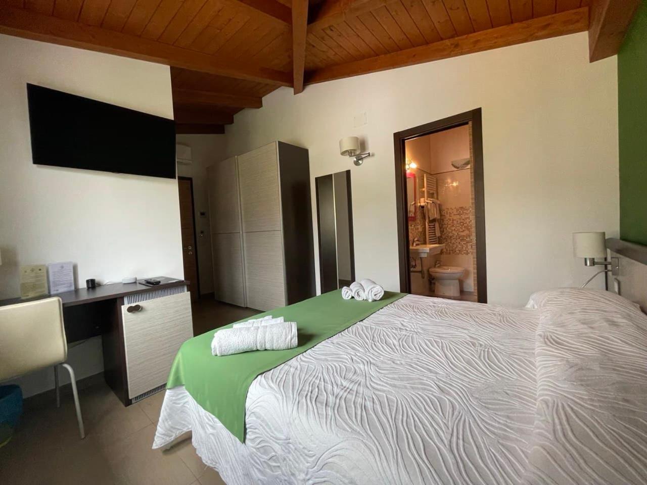 Deluxe Double or Twin Room - Photo 6