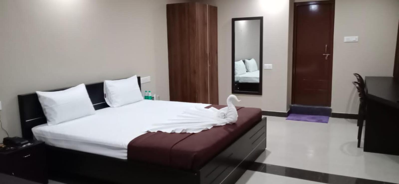 Deluxe Double Room (2 Adults + 1 Child) - Photo 21