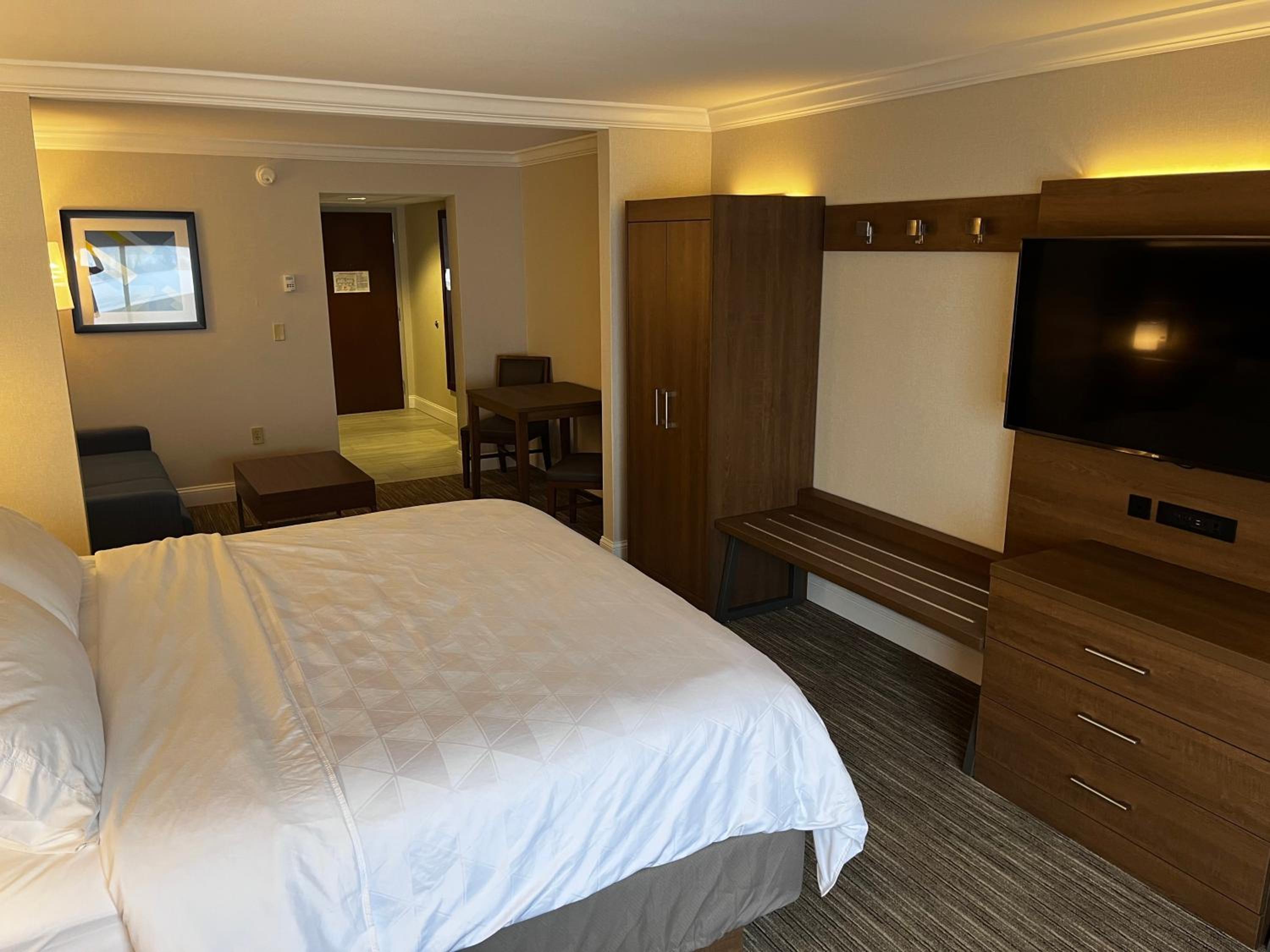 Suite with Two Queen Beds - Photo 4