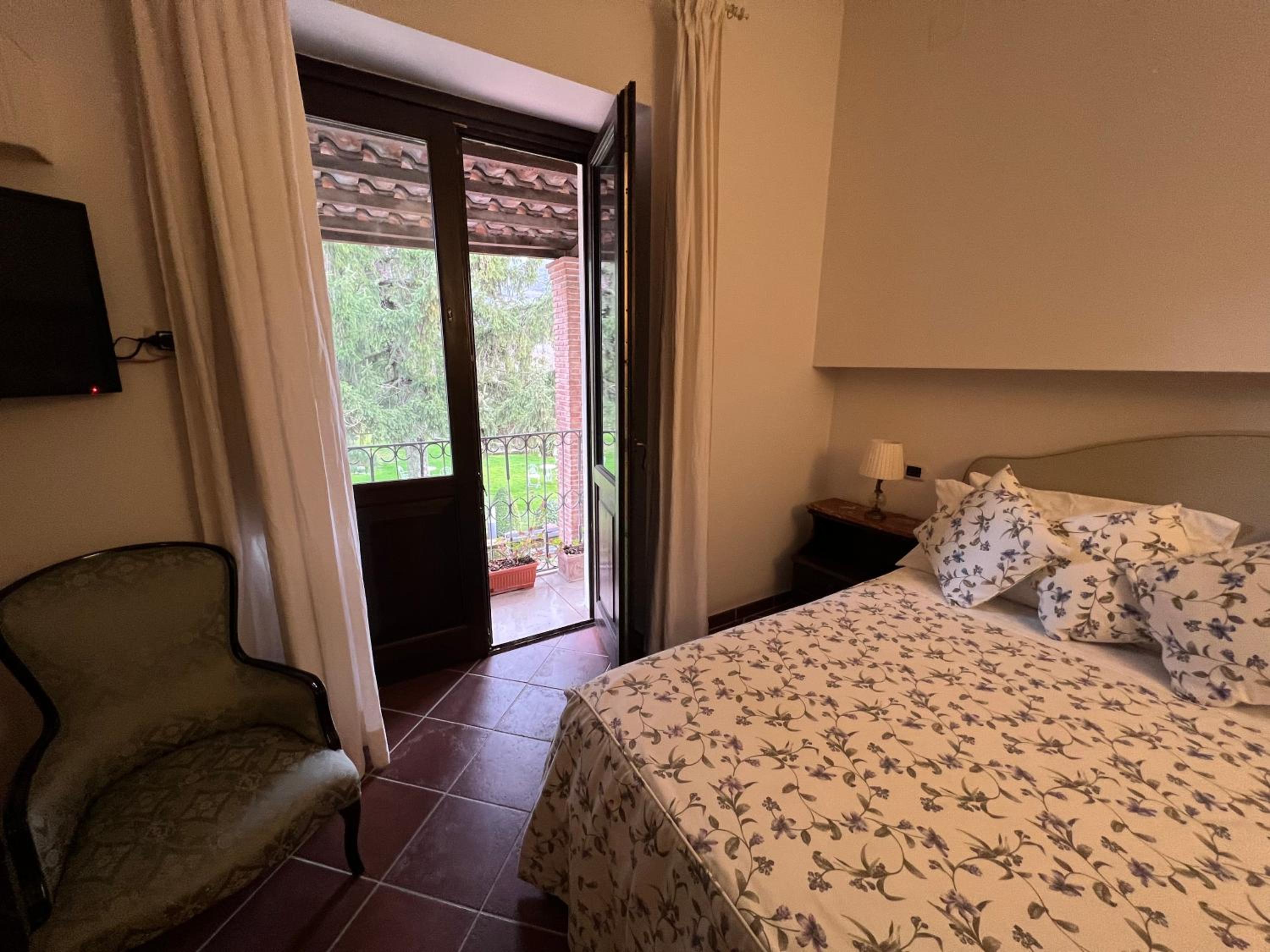 Deluxe Double Room with Balcony - Photo 5
