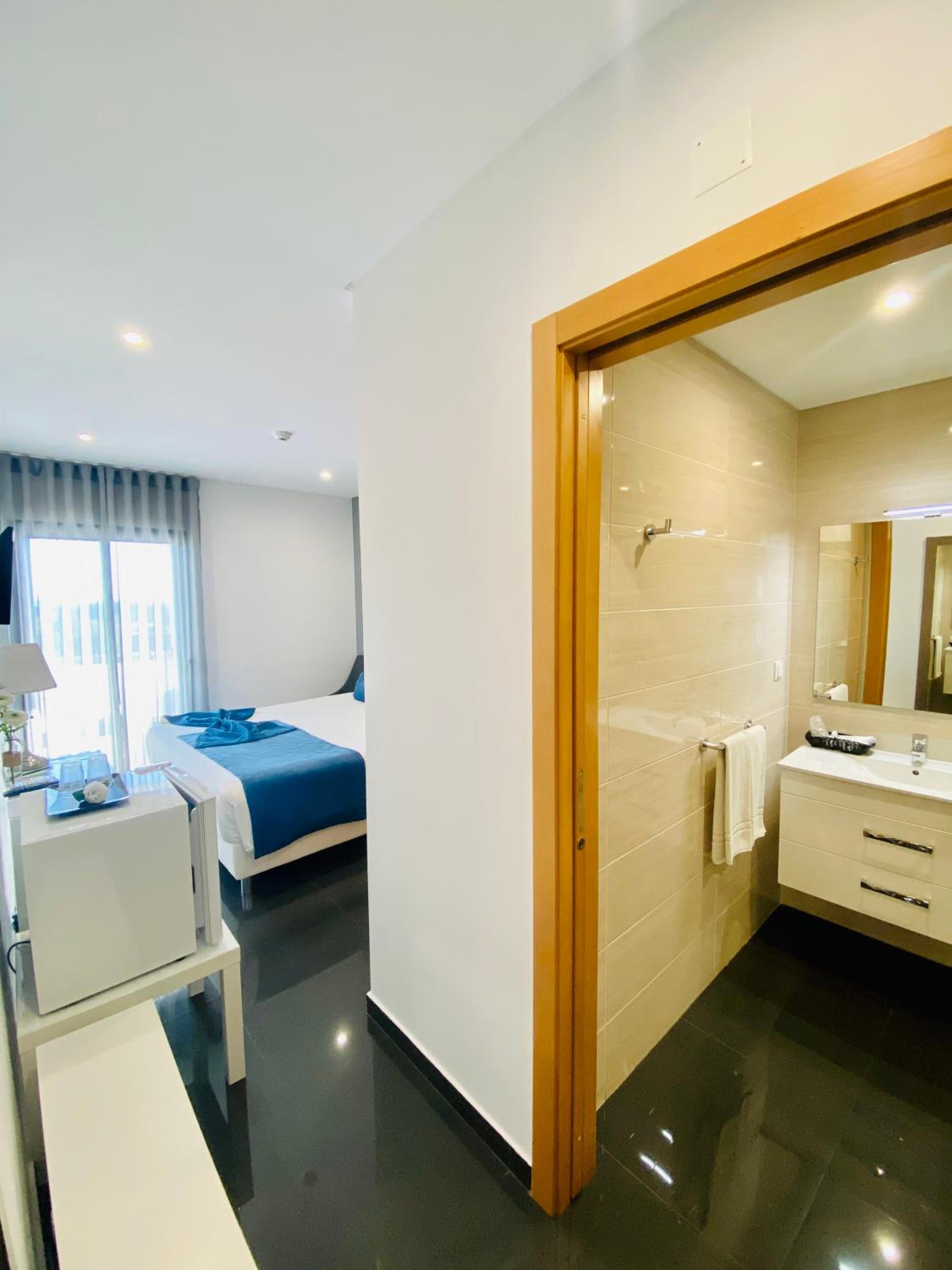 Double or Twin Room - Photo 4