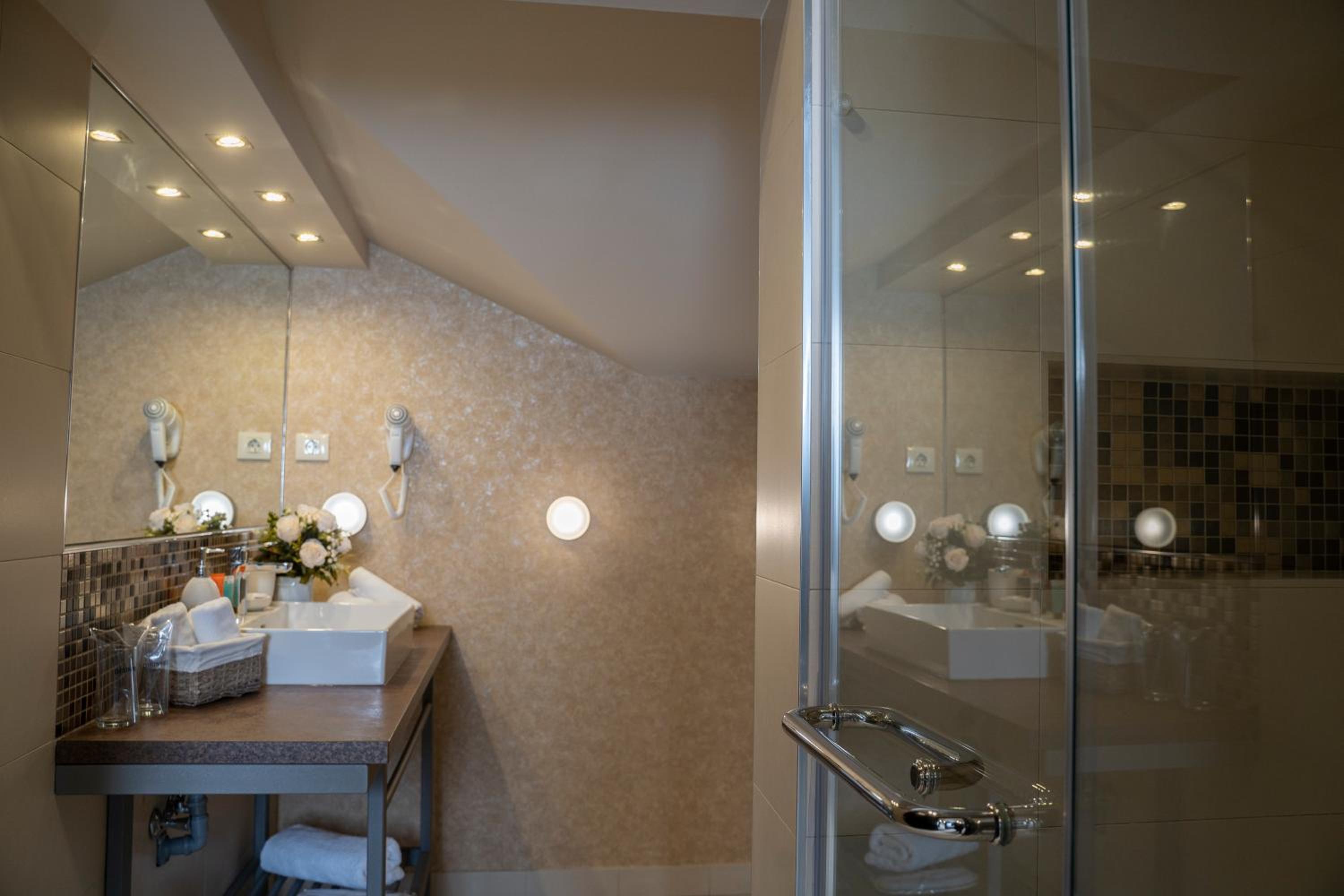 King Suite - Photo 16