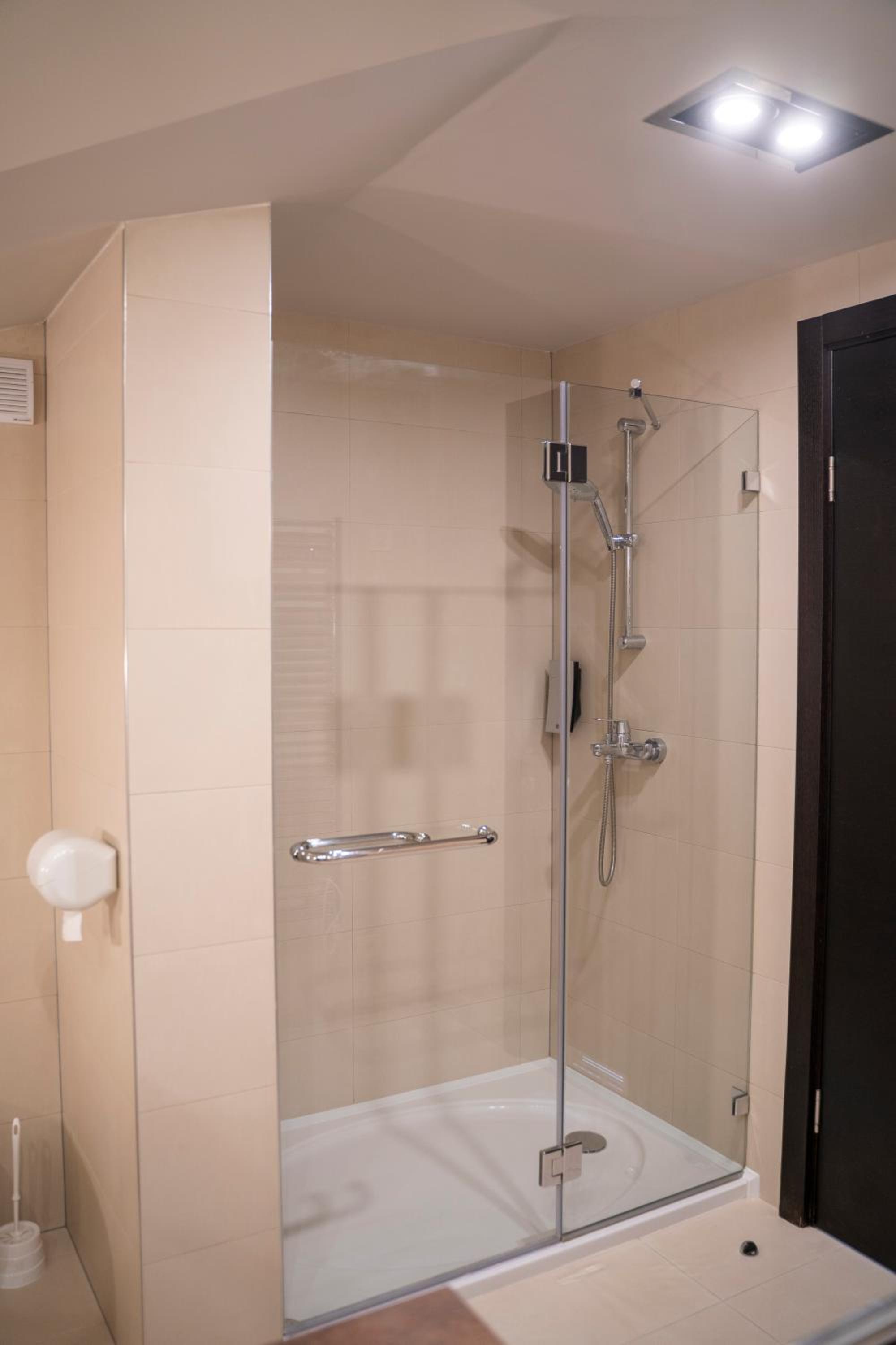 Deluxe Suite - Photo 9