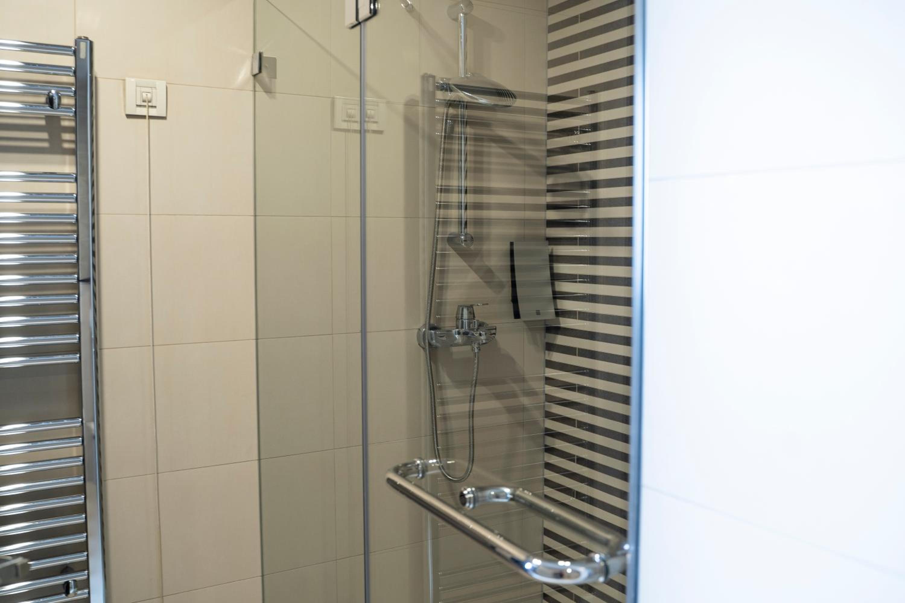 Deluxe King Suite - Photo 9