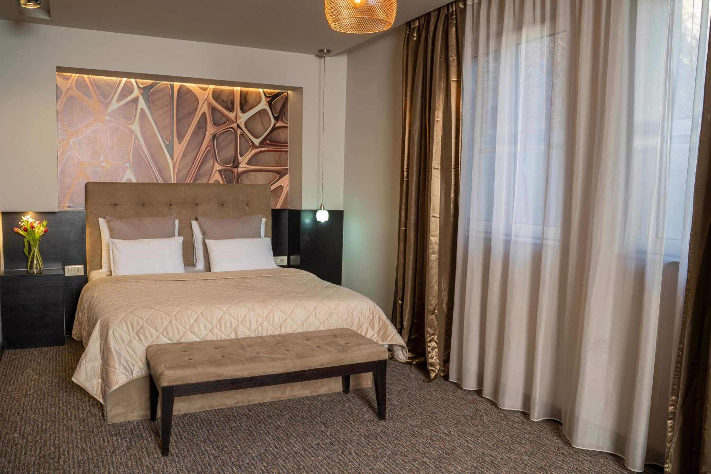 Deluxe King Suite - Photo 2