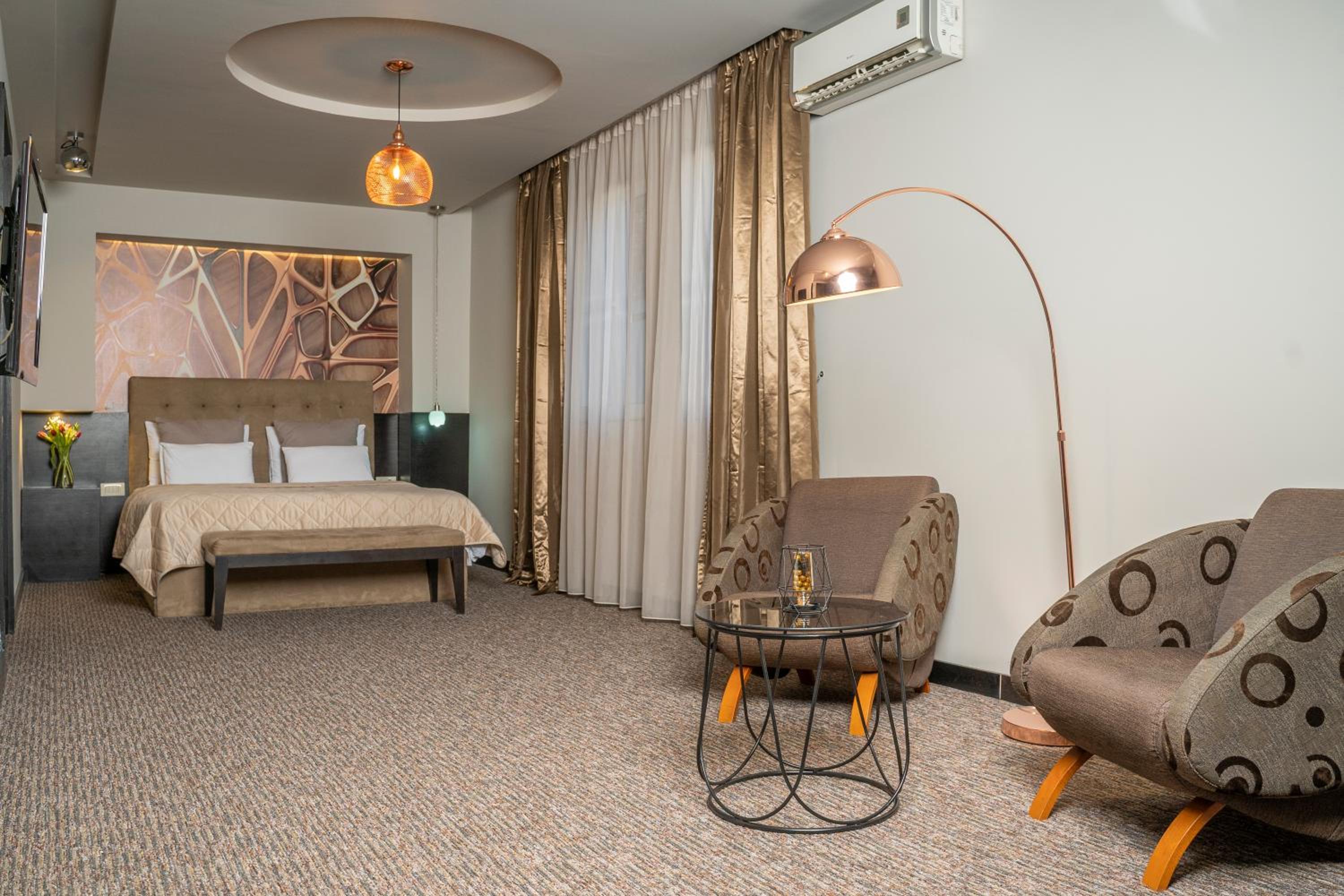 Deluxe King Suite - Photo 13