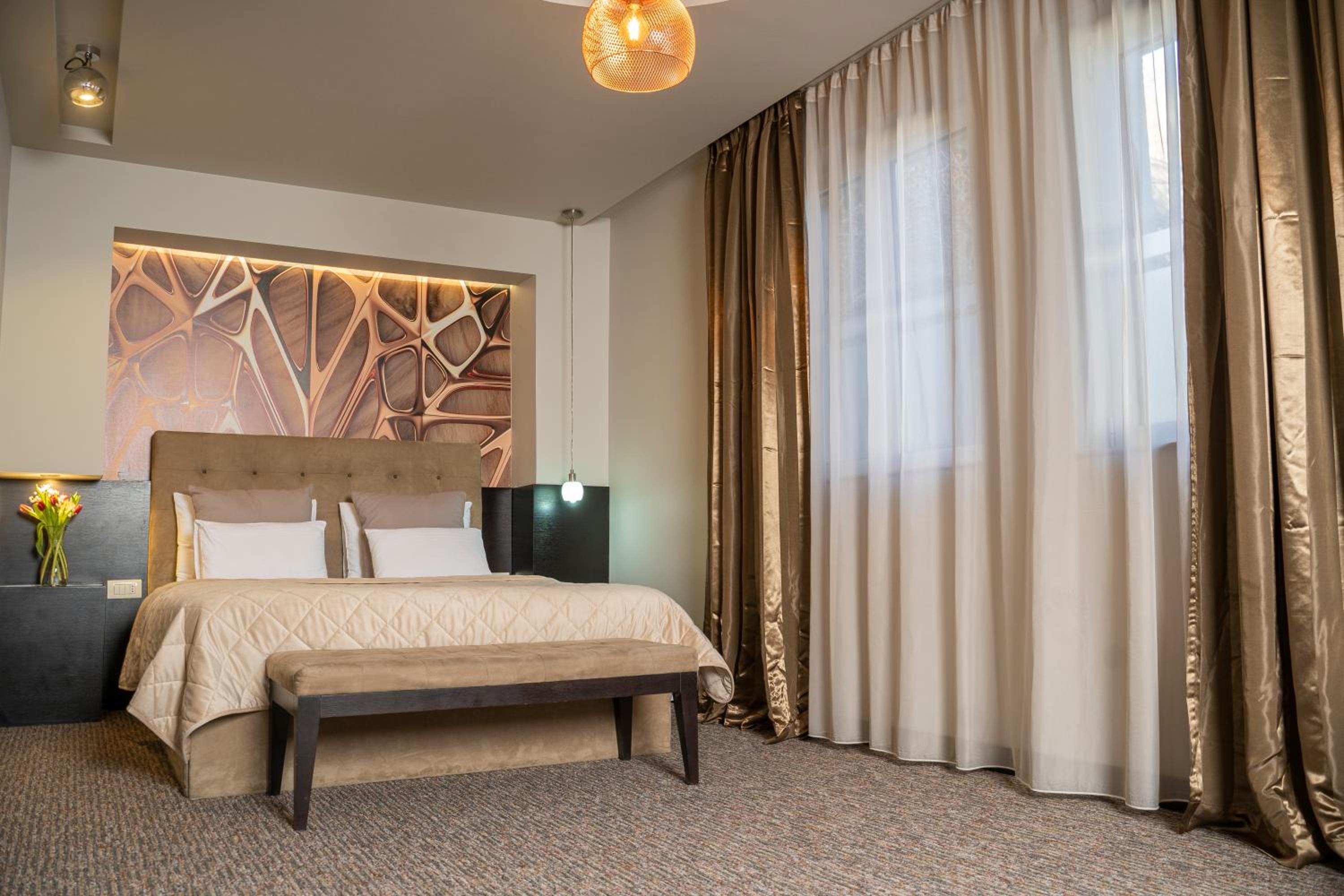 Deluxe King Suite - Photo 3