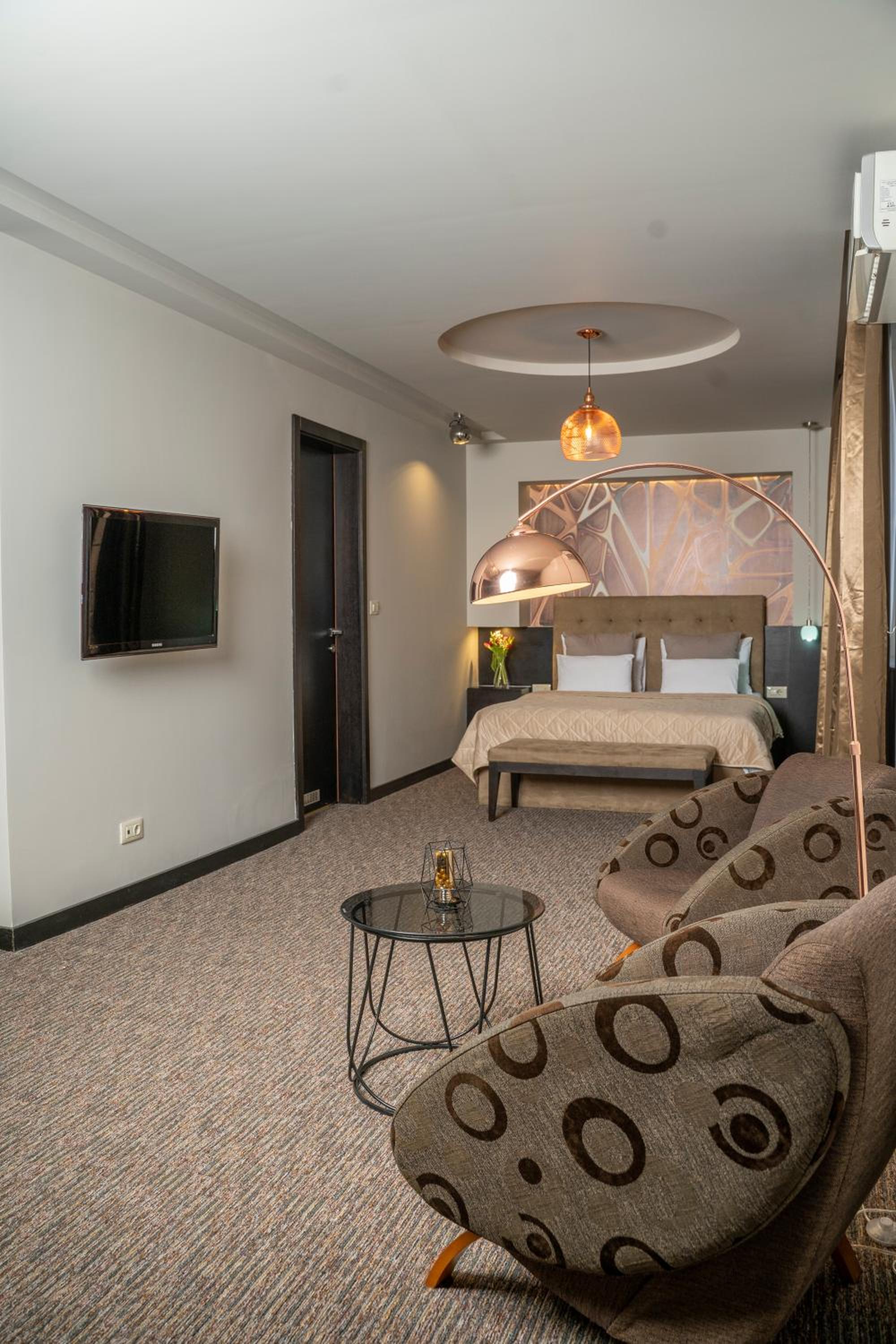 Deluxe King Suite - Photo 15