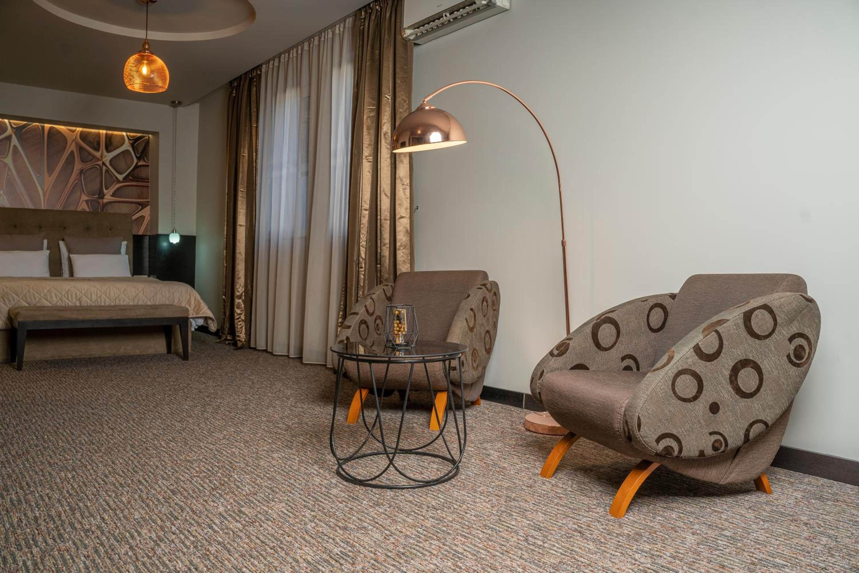 Deluxe King Suite - Photo 6