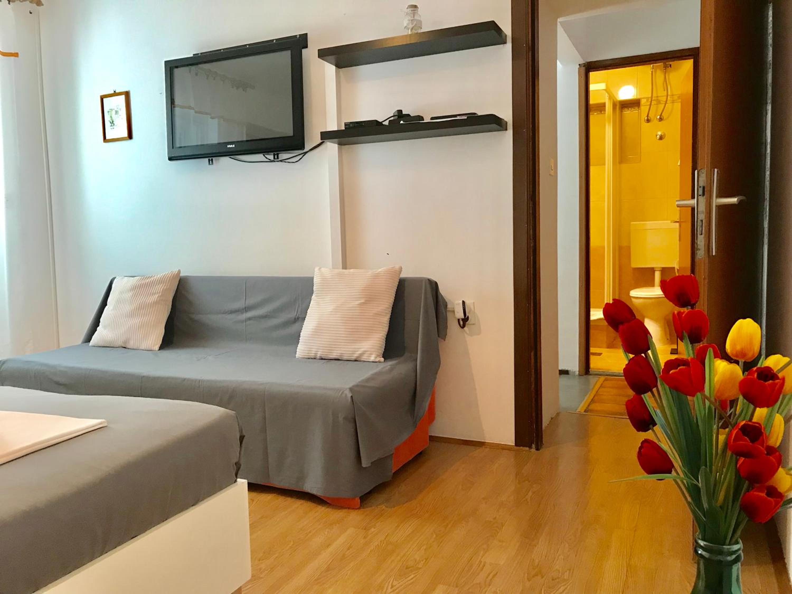 One-Bedroom Apartment photo 2