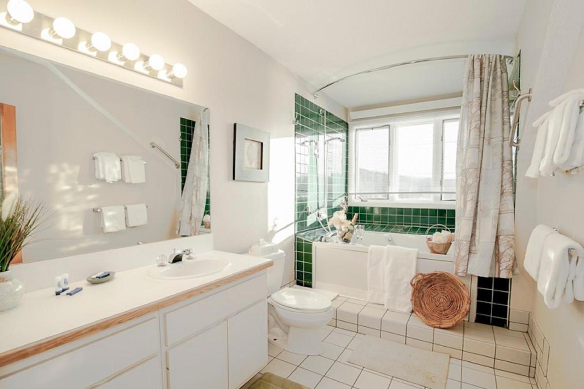 Two Level One Bedroom Condo Queen or King with Sofa Bed  photo 3