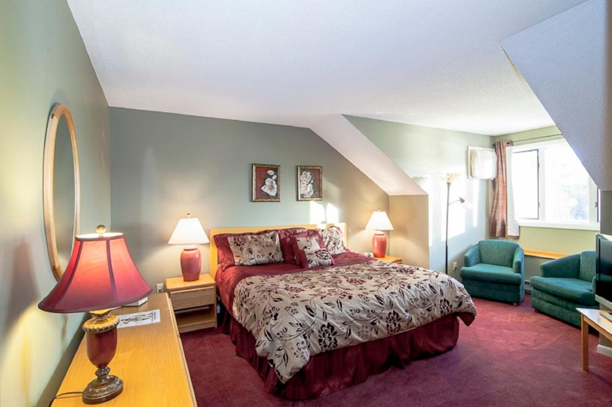 Two Level One Bedroom Condo Queen or King with Sofa Bed  photo 1