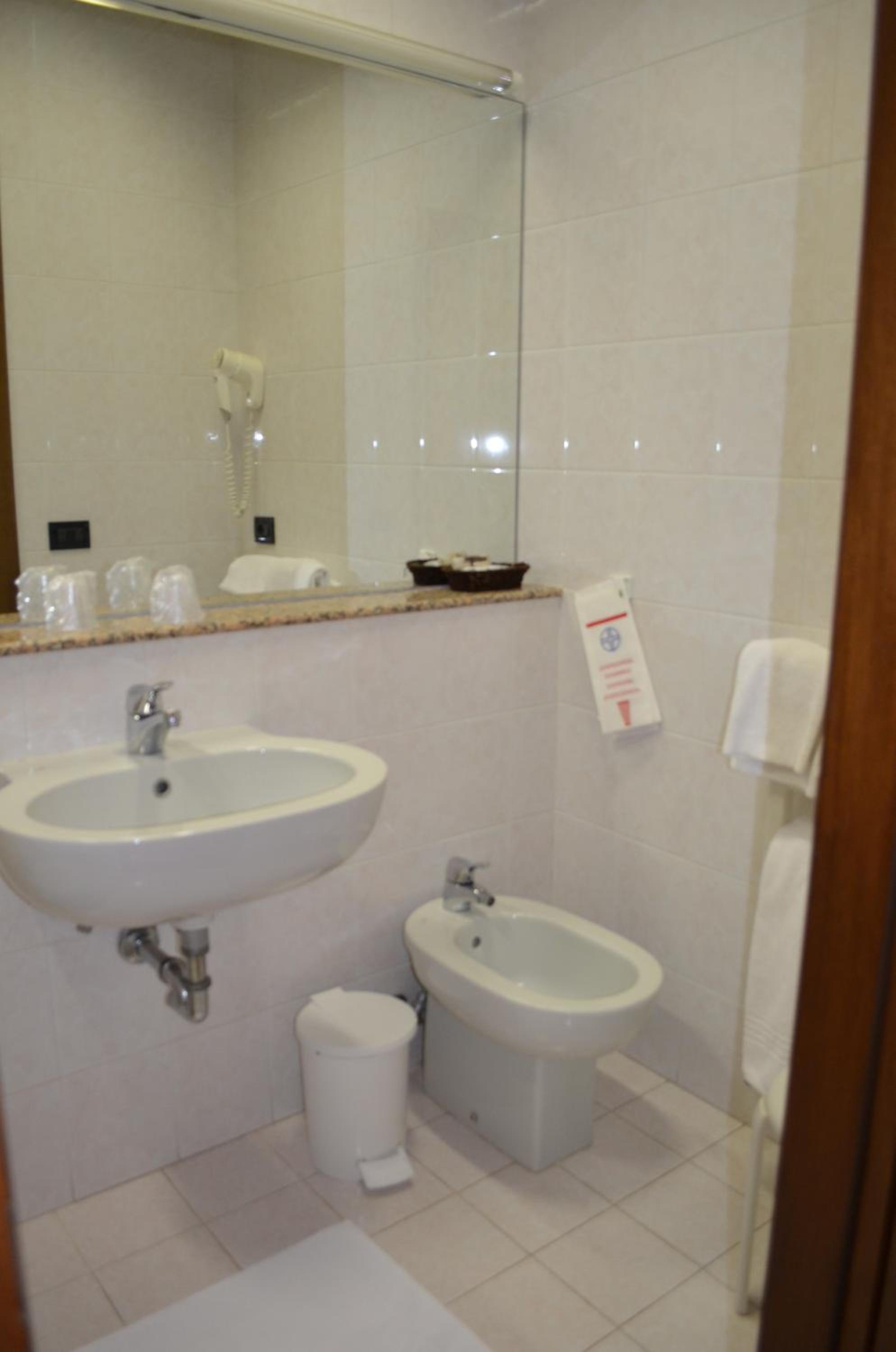 Double or Twin Room - Photo 6