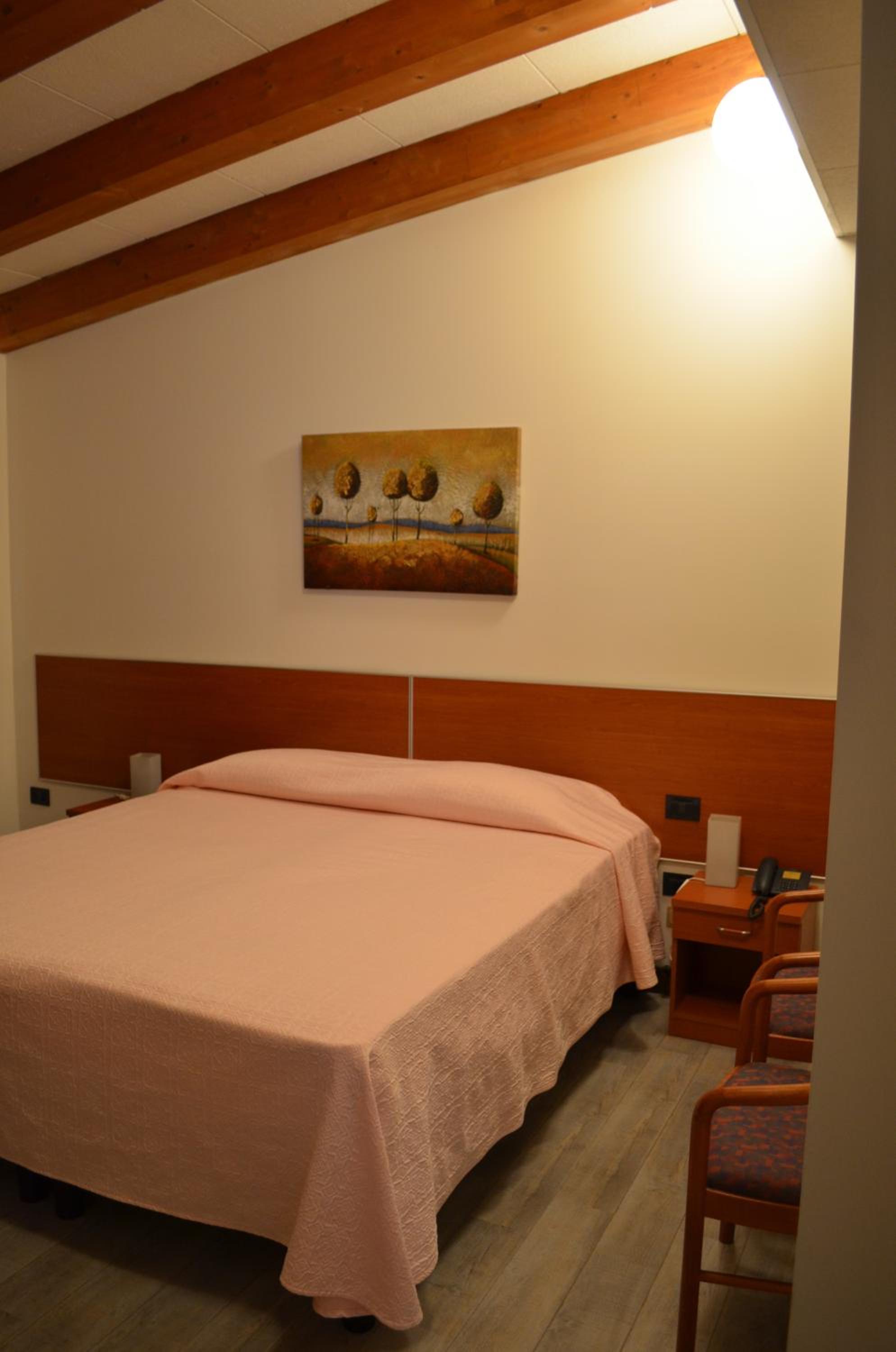 Double or Twin Room - Photo 4