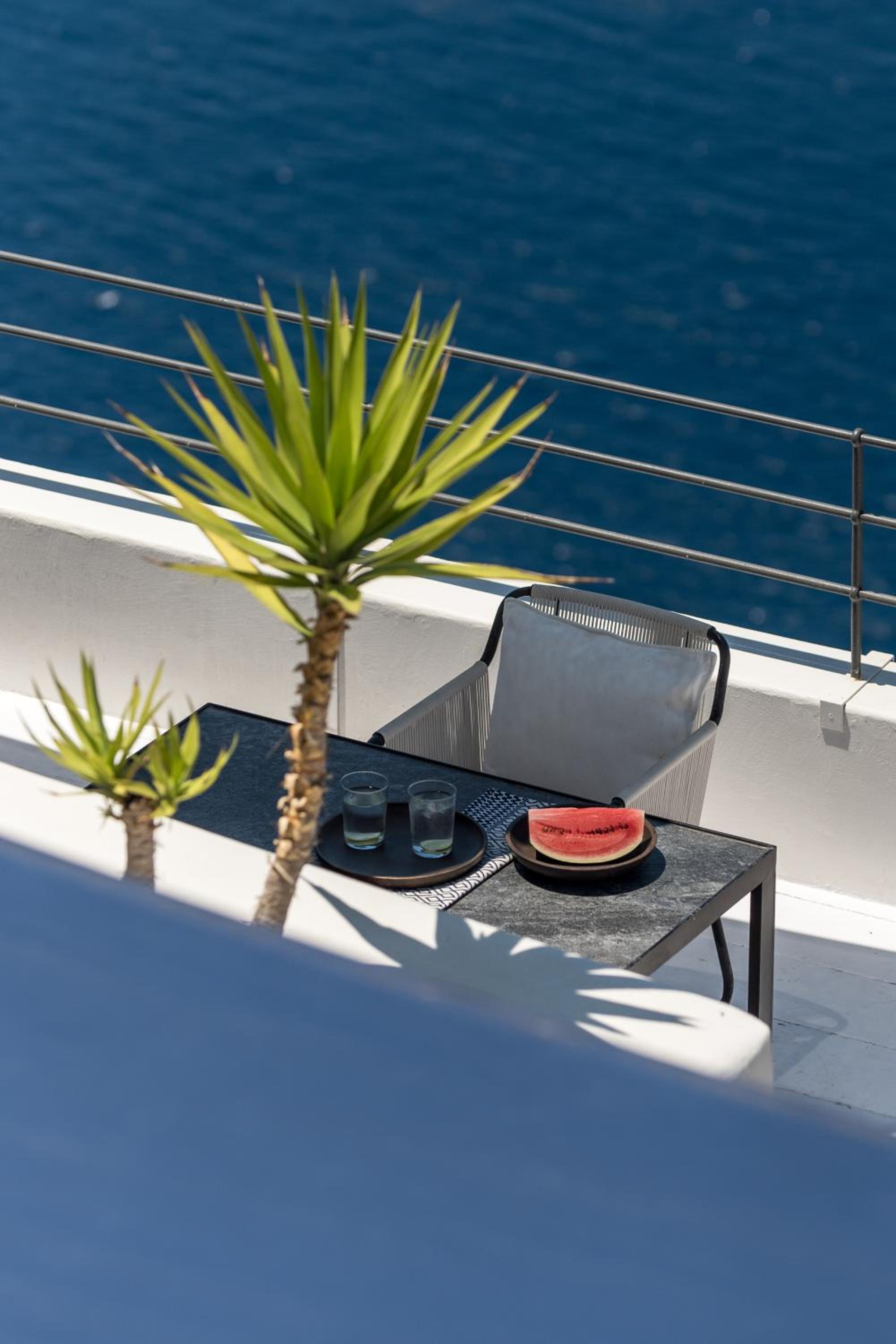 Honeymoon Suite With Caldera View photo 2
