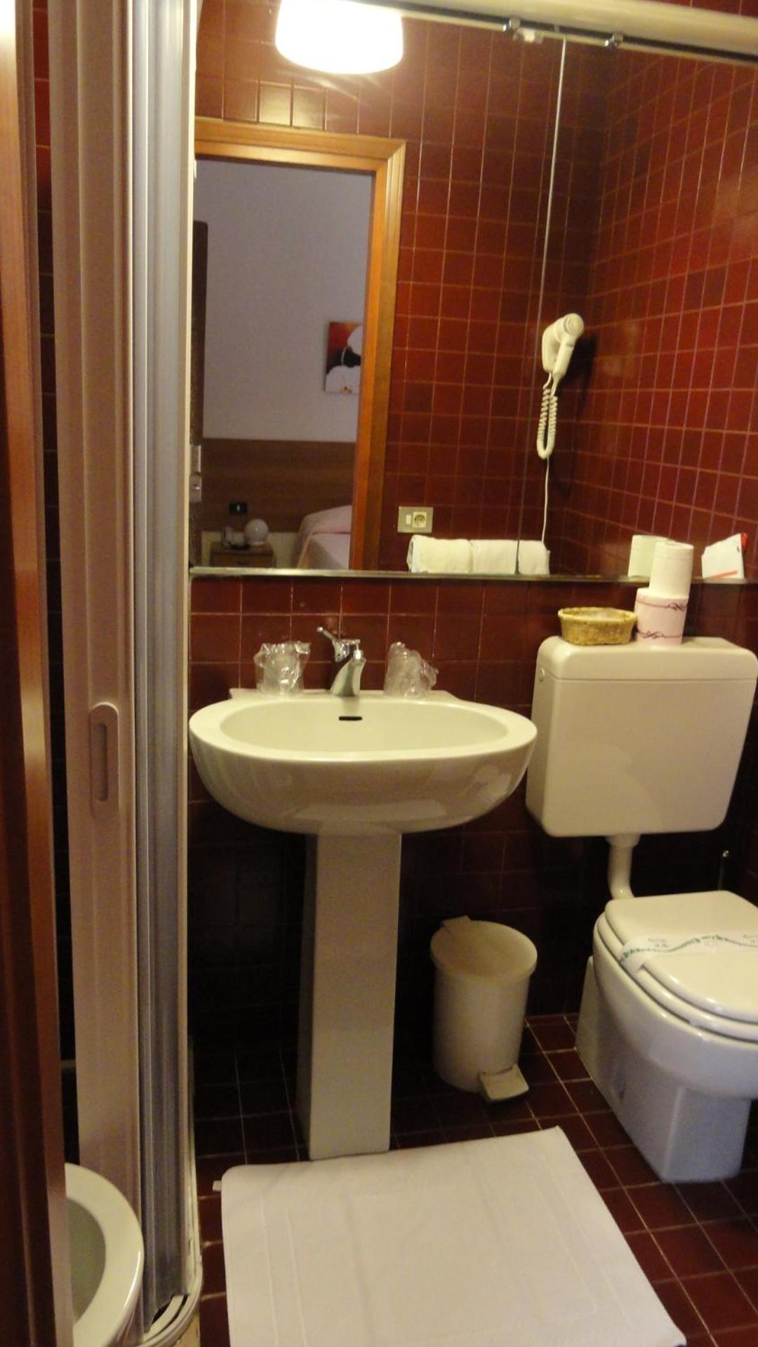Economy Double Room - Photo 6