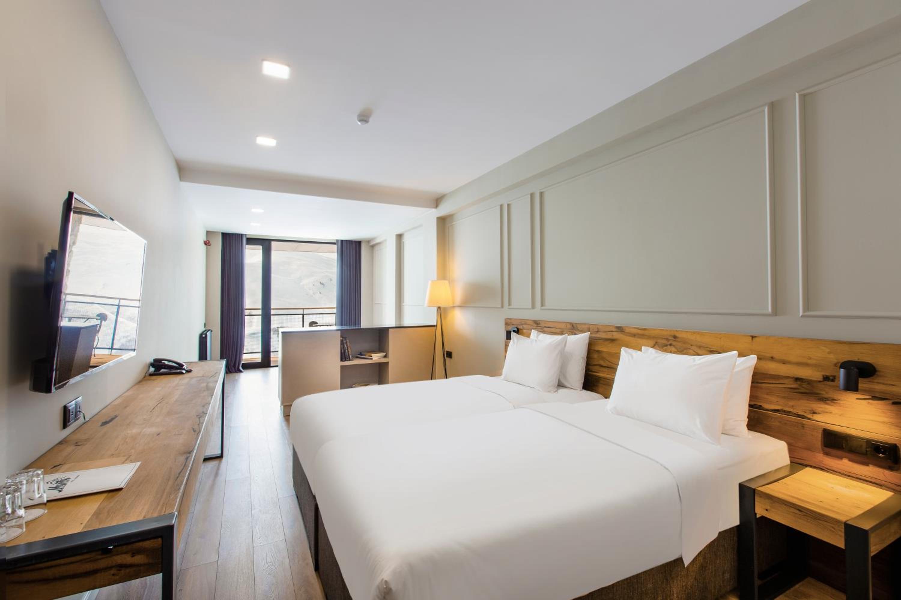 Deluxe Double or Twin Room with Balcony and Mountain View