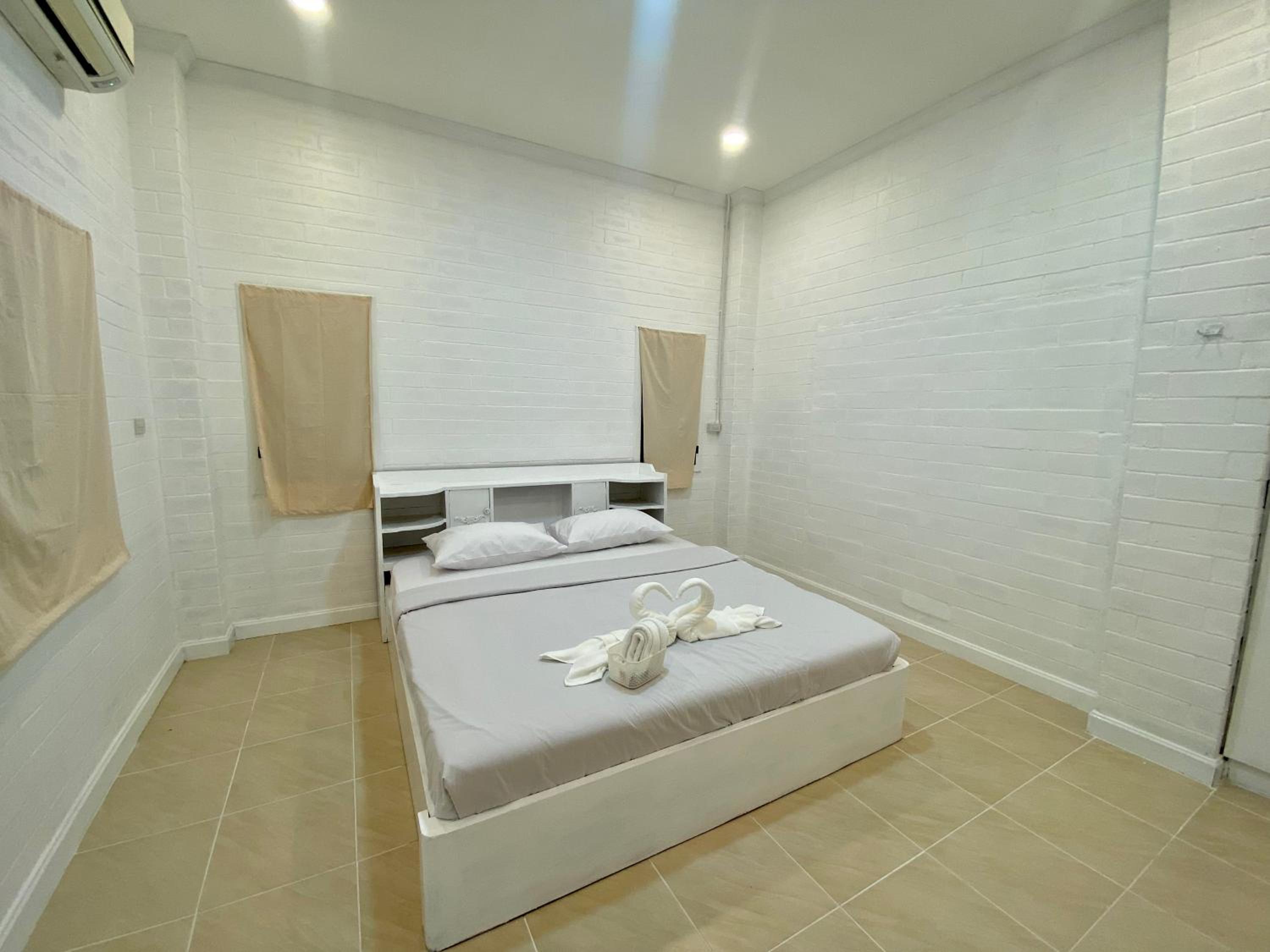 Deluxe King Room - Photo 1