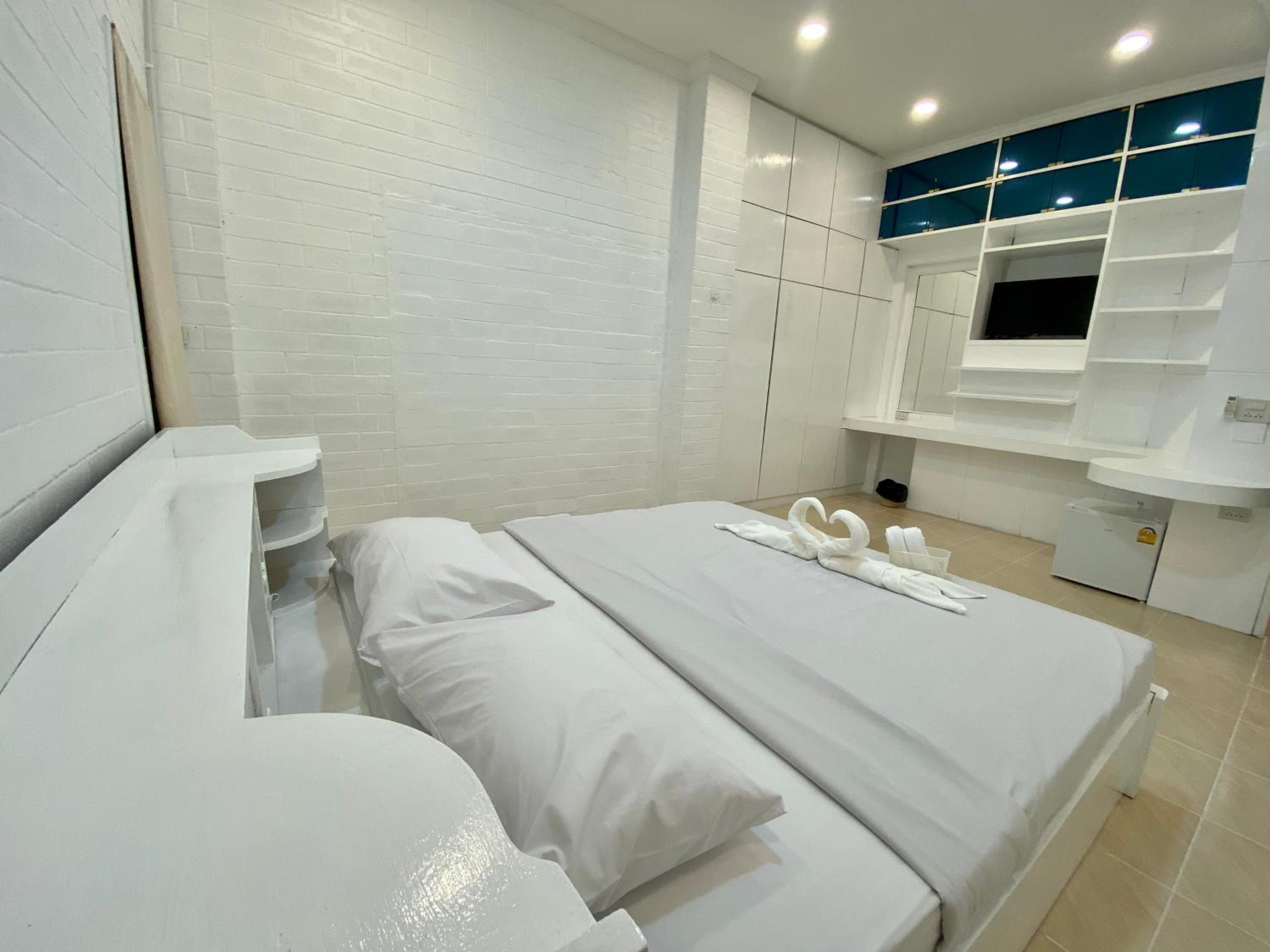 Deluxe King Room - Photo 3