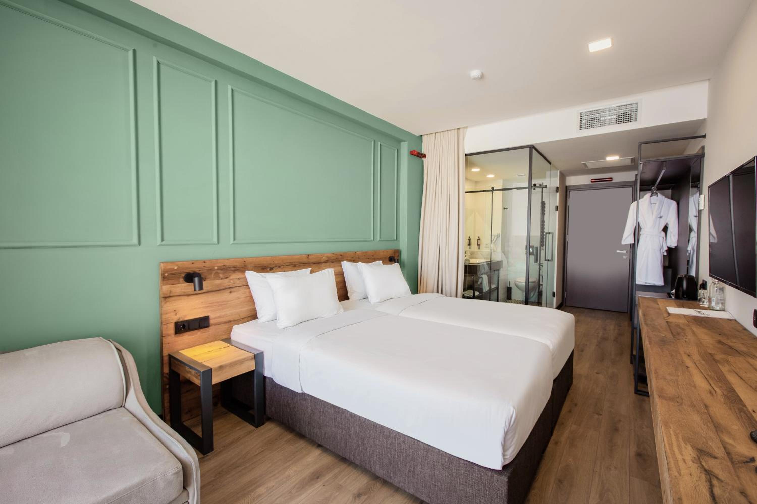 Superior Double or Twin Room with Balcony and Mountain View photo 2