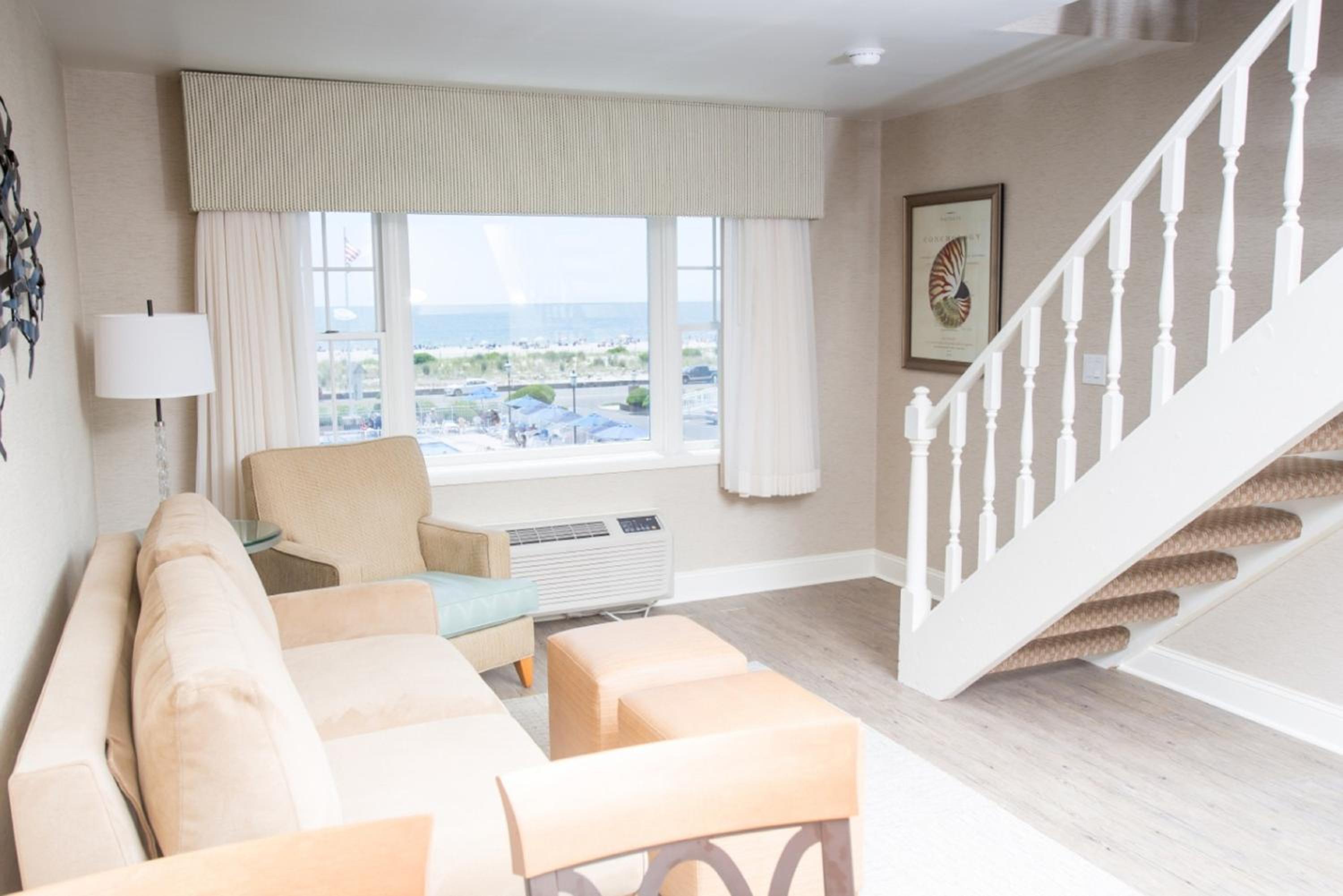 Bi-level Townhouse Suite Ocean & Pool Views photo 3