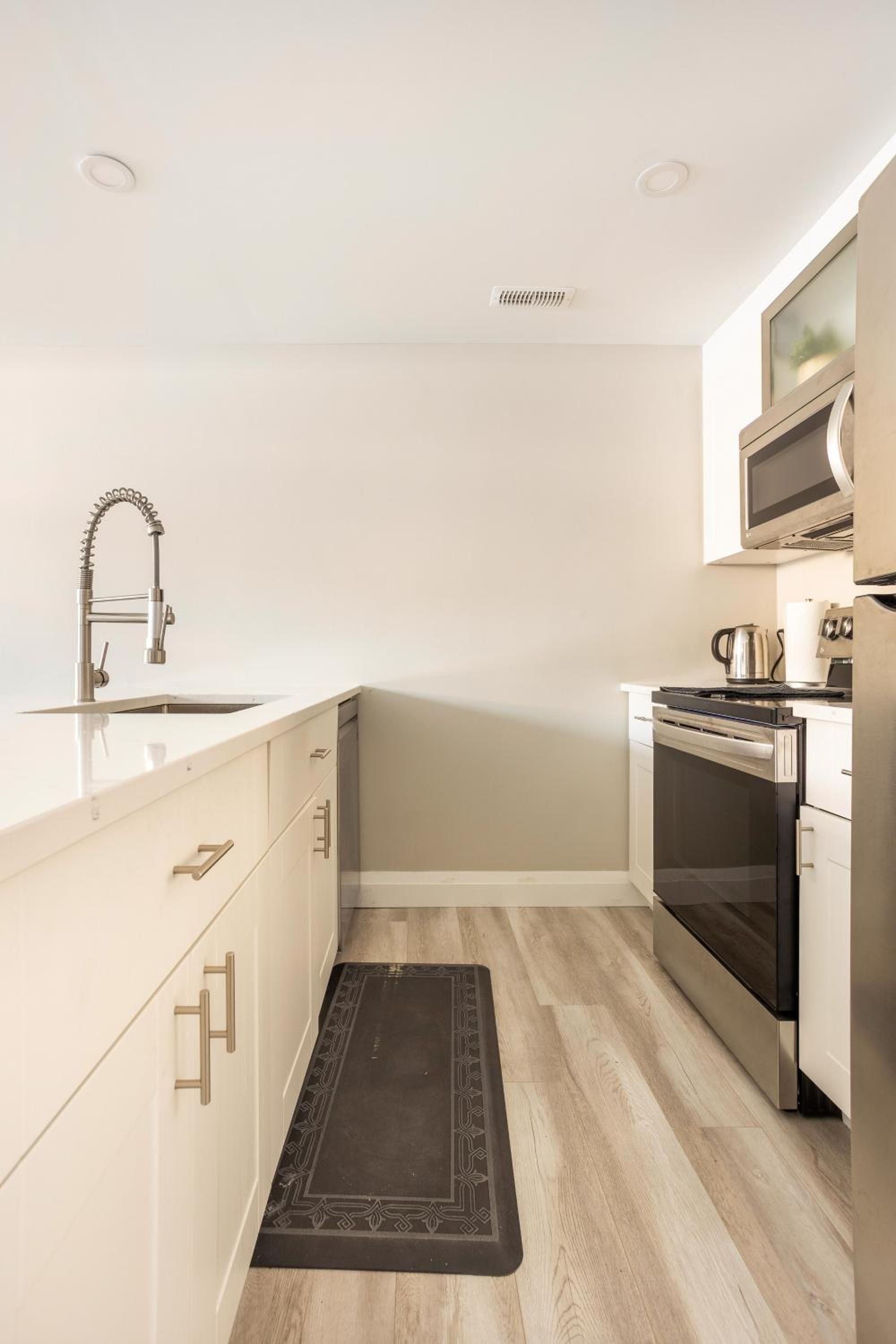 Two-Bedroom Apartment - Photo 2