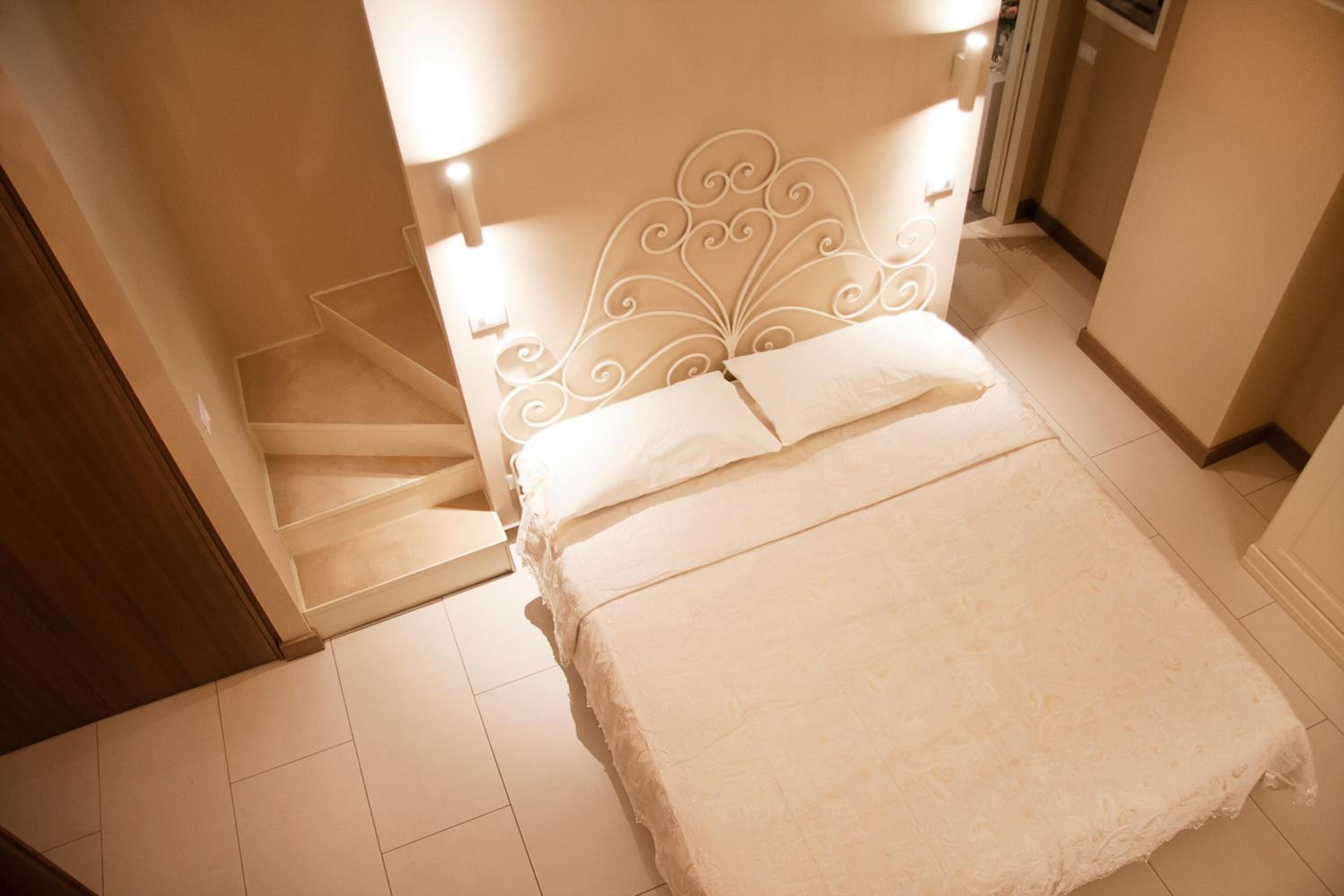 Large Suite - Split Level photo 2