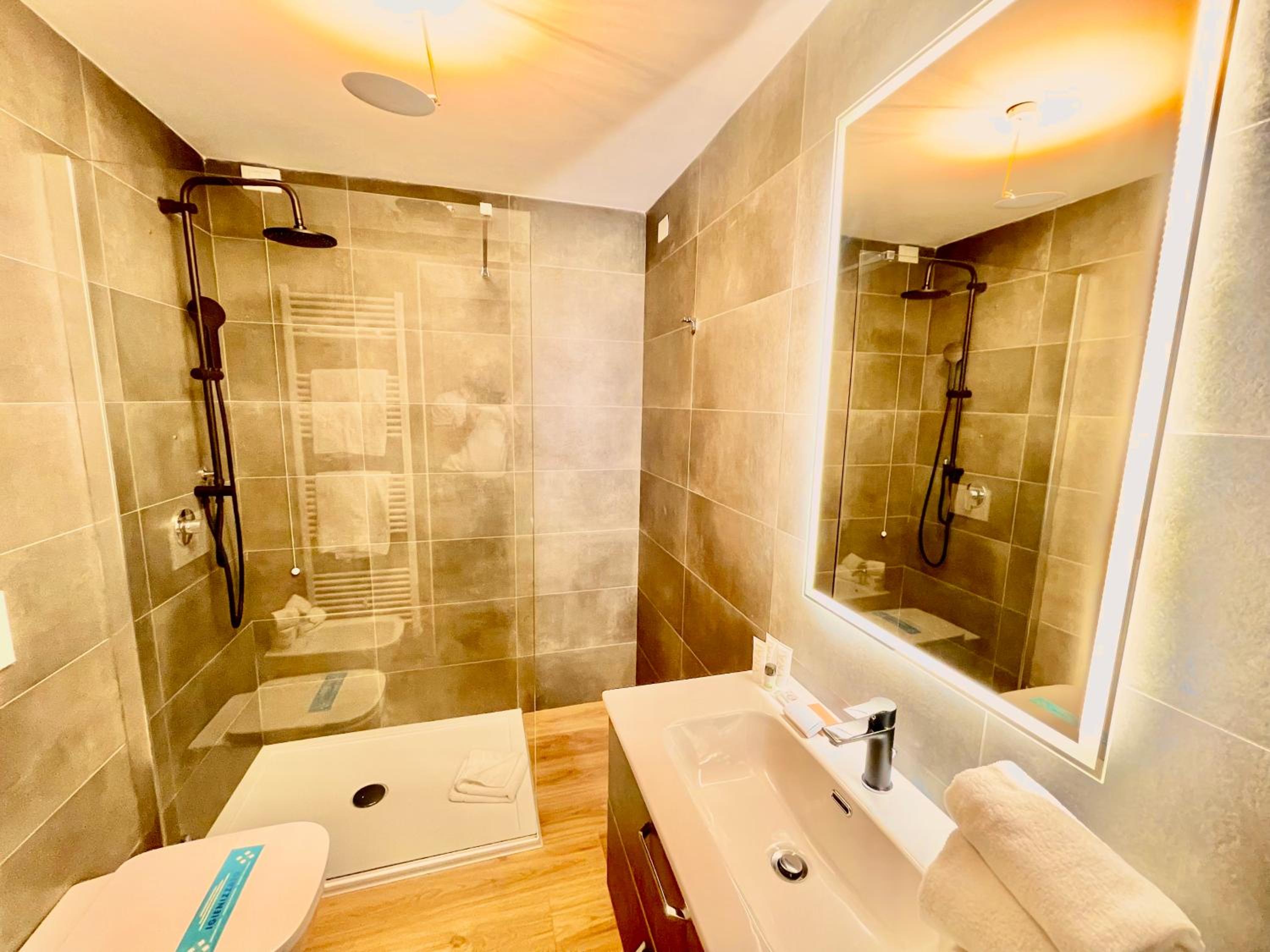King Suite with Spa Bath photo 2