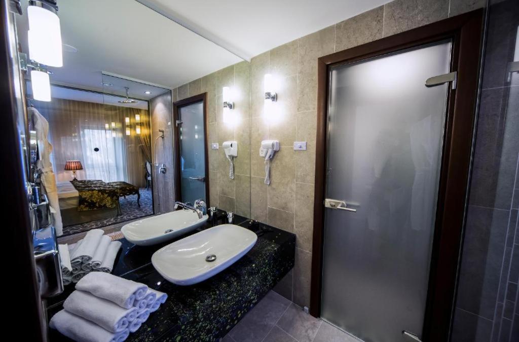 King Room 5* Half Board Included photo 2