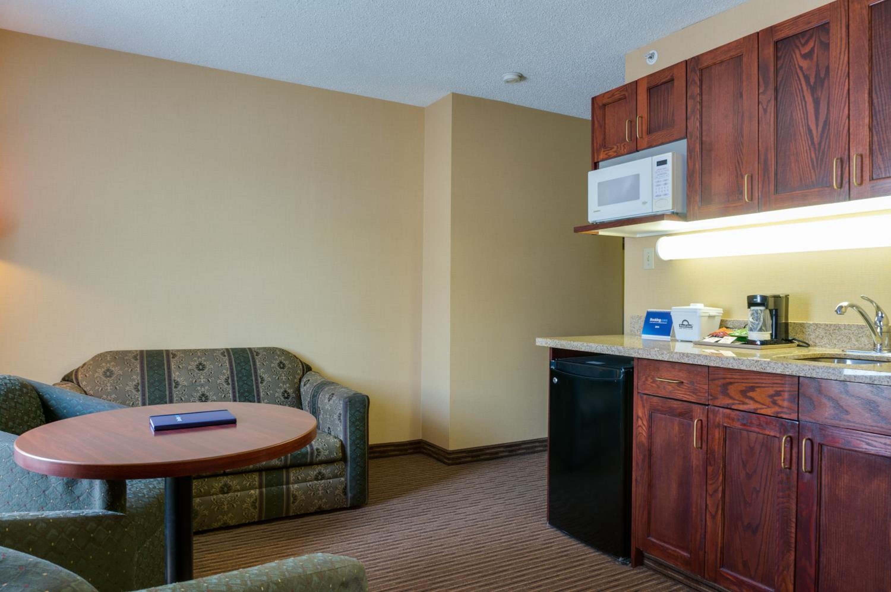 Deluxe Queen Room with Two Queen Beds - Non-Smoking - Photo 3