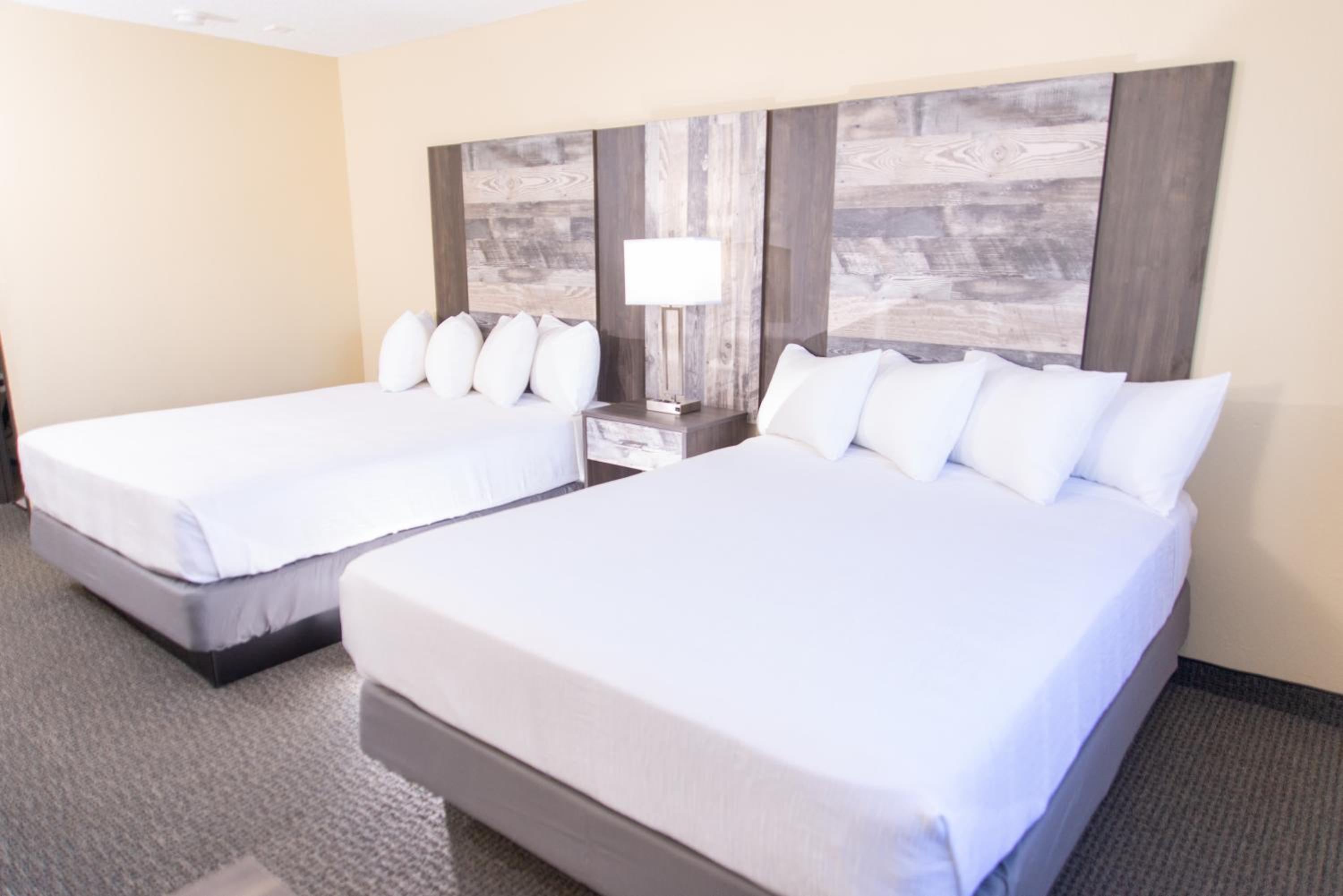 Queen Room with Two Queen Beds - Photo 6